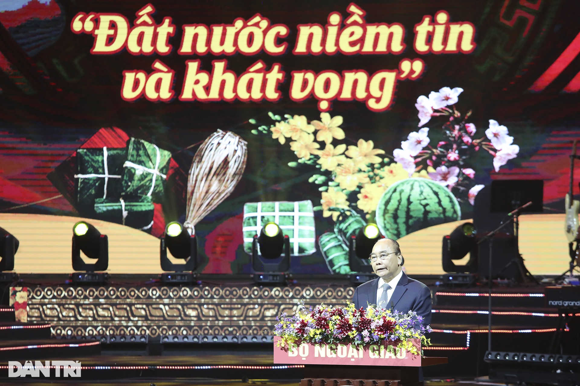 Chủ tịch nước Nguyễn Xuân Phúc đánh trống khai hội Xuân quê hương - 2 Chủ tịch nước Nguyễn Xuân Phúc đánh trống khai hội Xuân quê hương - 2