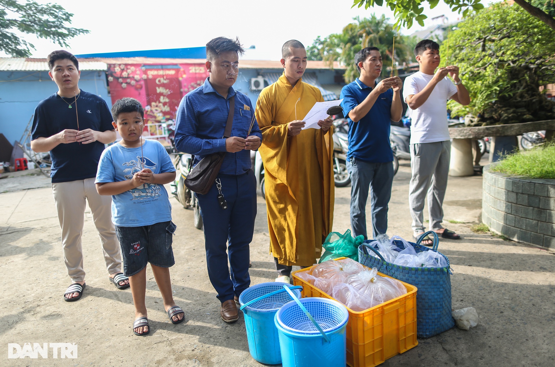 Cá chép chưa kịp tiễn ông Táo lên trời đã bị chích điện - 2