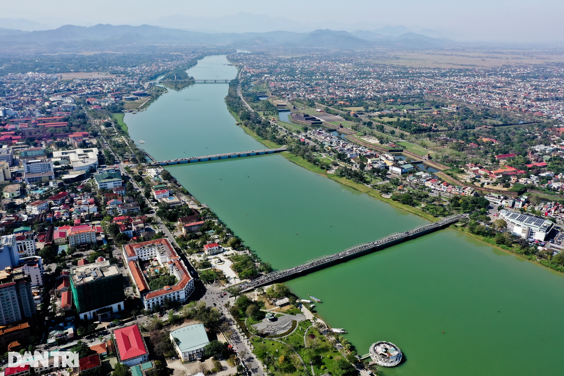 Nét thơ mộng trường tồn của dòng sông di sản chảy qua thành phố Huế - 1
