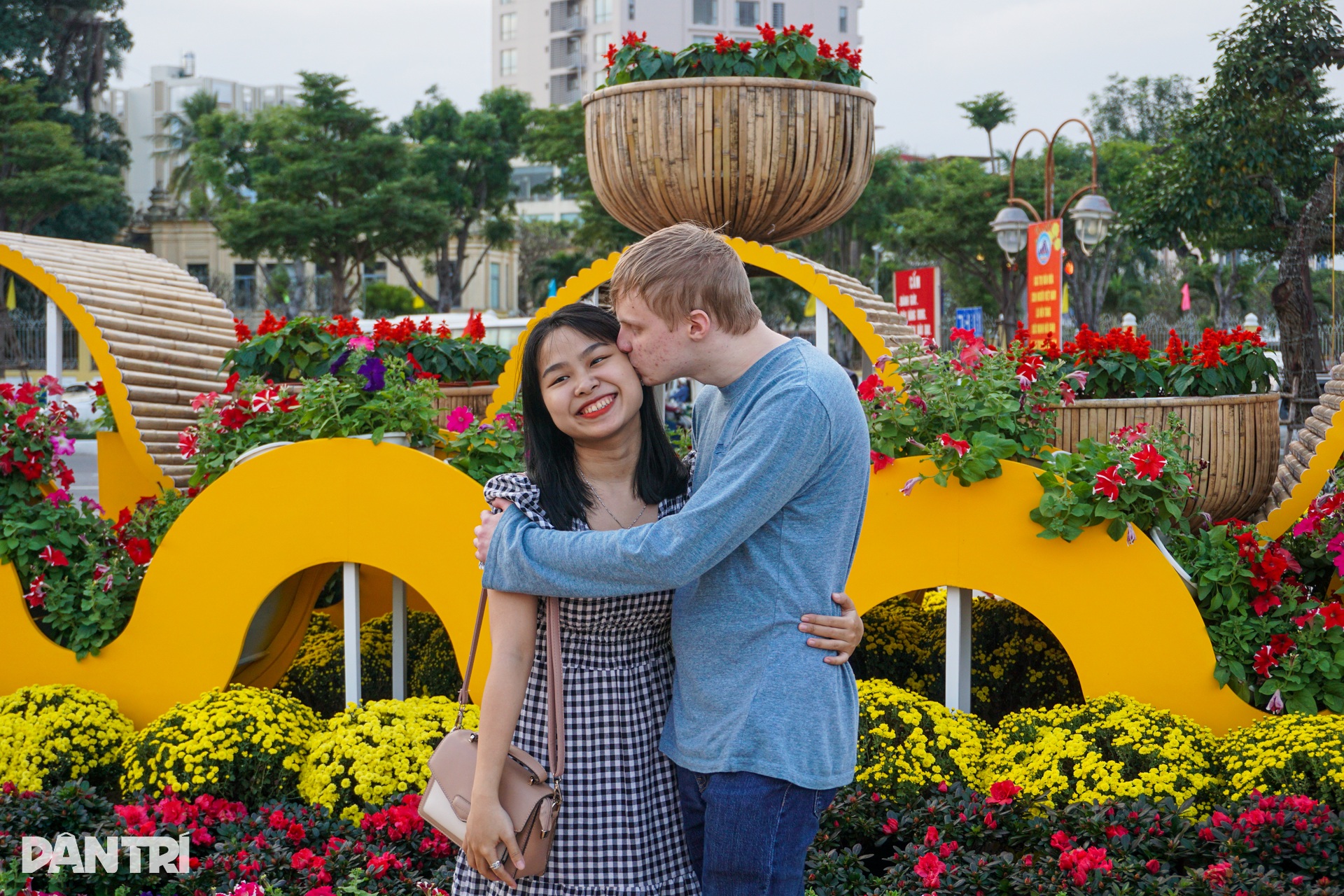 Mẫu nhí xúng xính áo dài, khăn đóng tạo dáng ngầu đón năm mới - 6 Mẫu nhí xúng xính áo dài, khăn đóng tạo dáng ngầu đón năm mới - 6