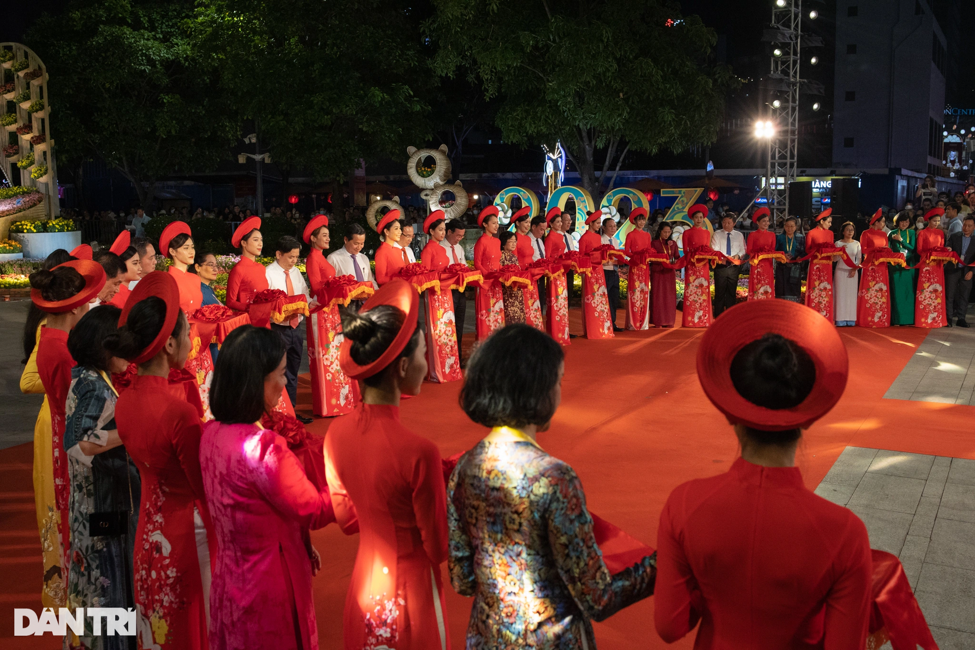 Full of people to visit Nguyen Hue flower street - 1