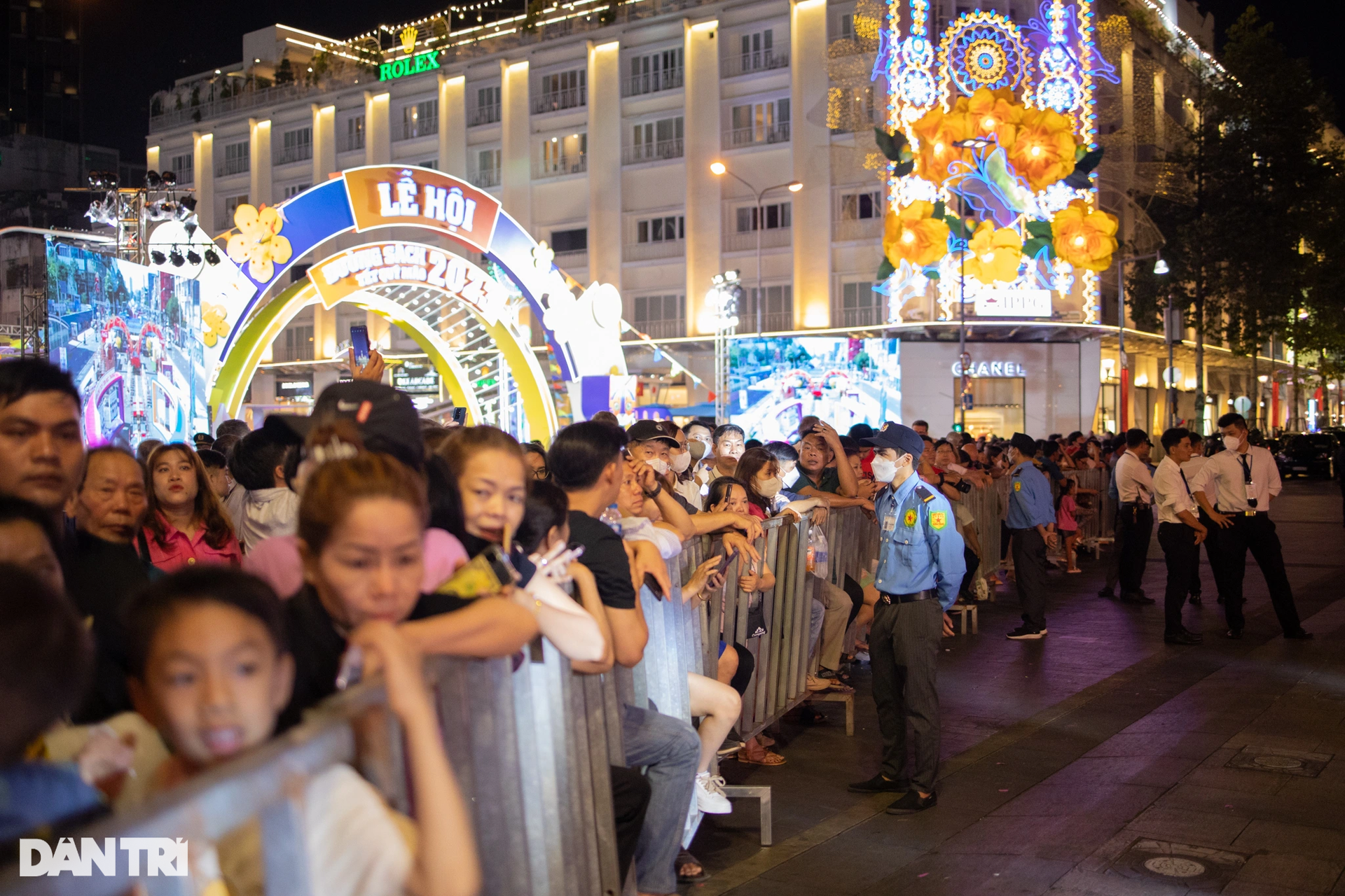 Full of people to visit Nguyen Hue flower street - 2
