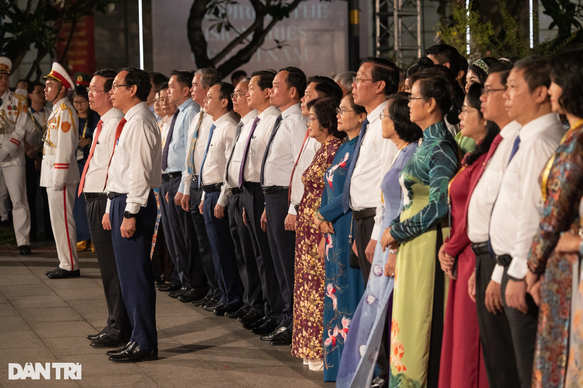 Full of people to visit Nguyen Hue flower street - 5