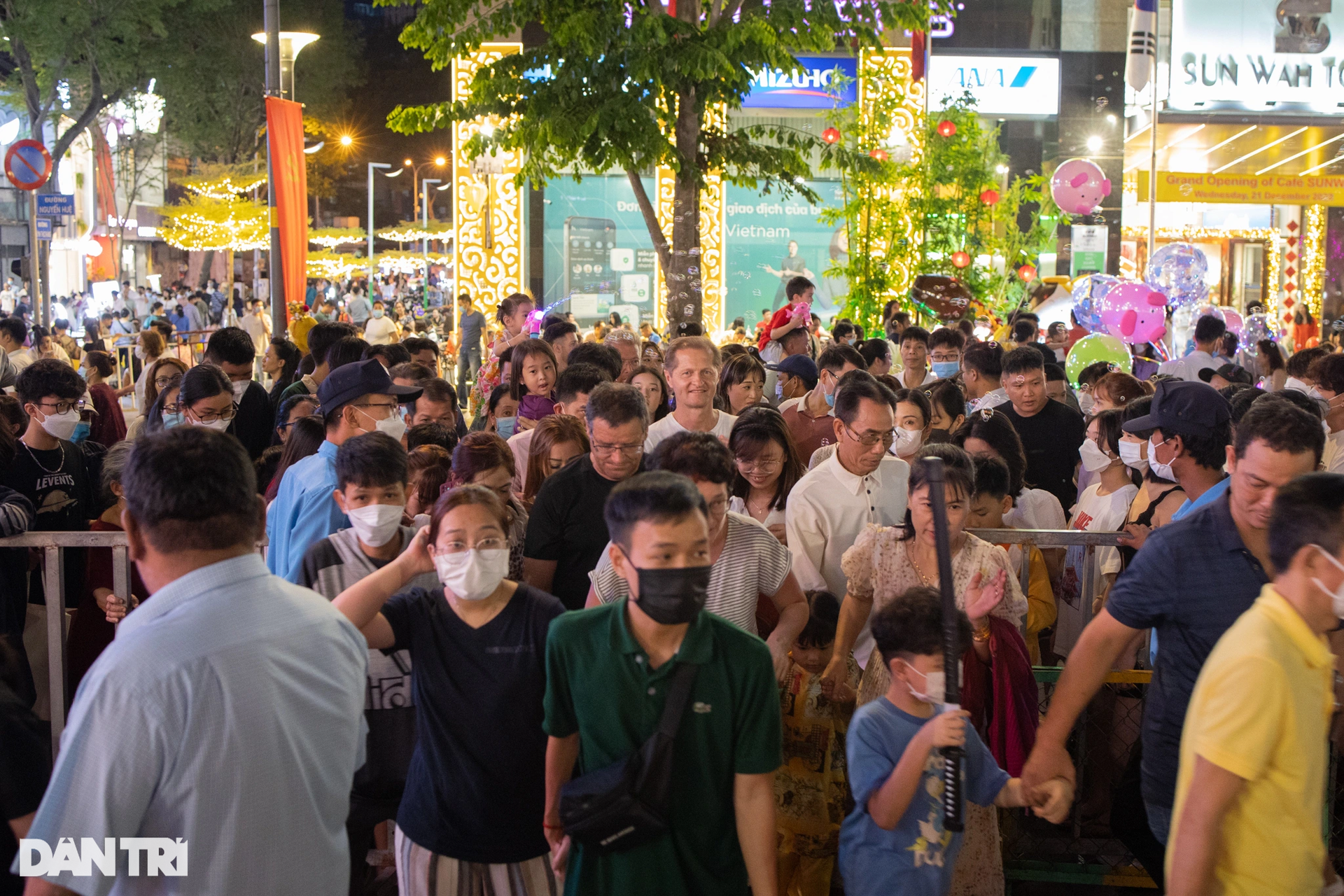 Full of people to visit Nguyen Hue flower street - 7