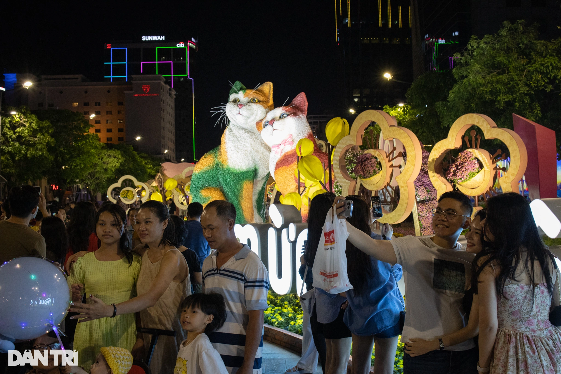 Full of people to visit Nguyen Hue flower street - 10