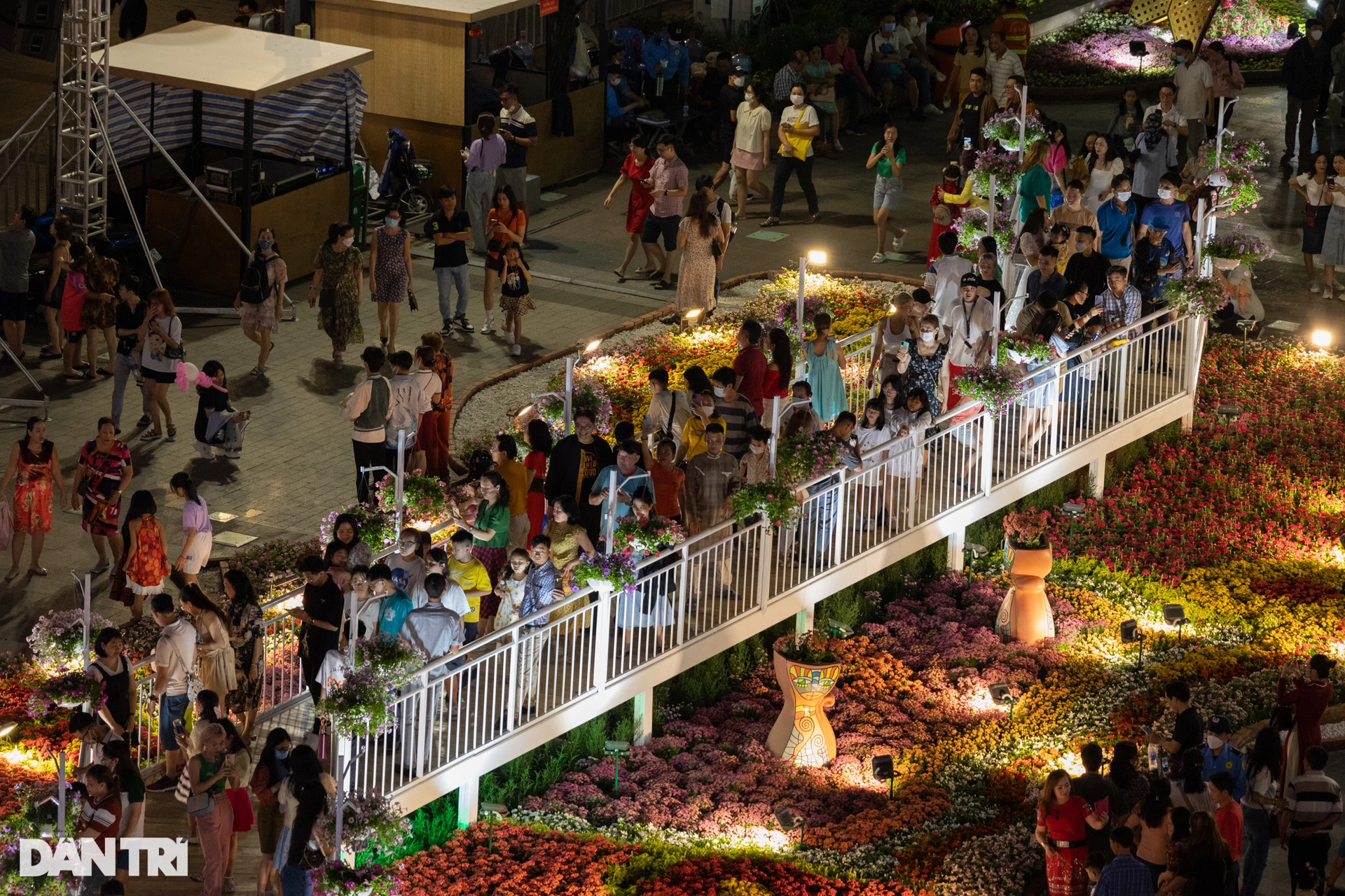 Full of people to visit Nguyen Hue flower street - 12