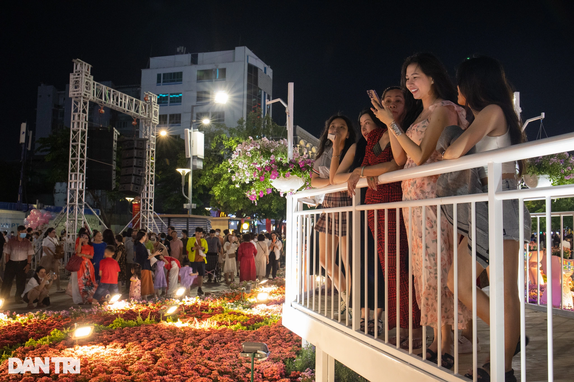 Full of people to visit Nguyen Hue flower street - 13