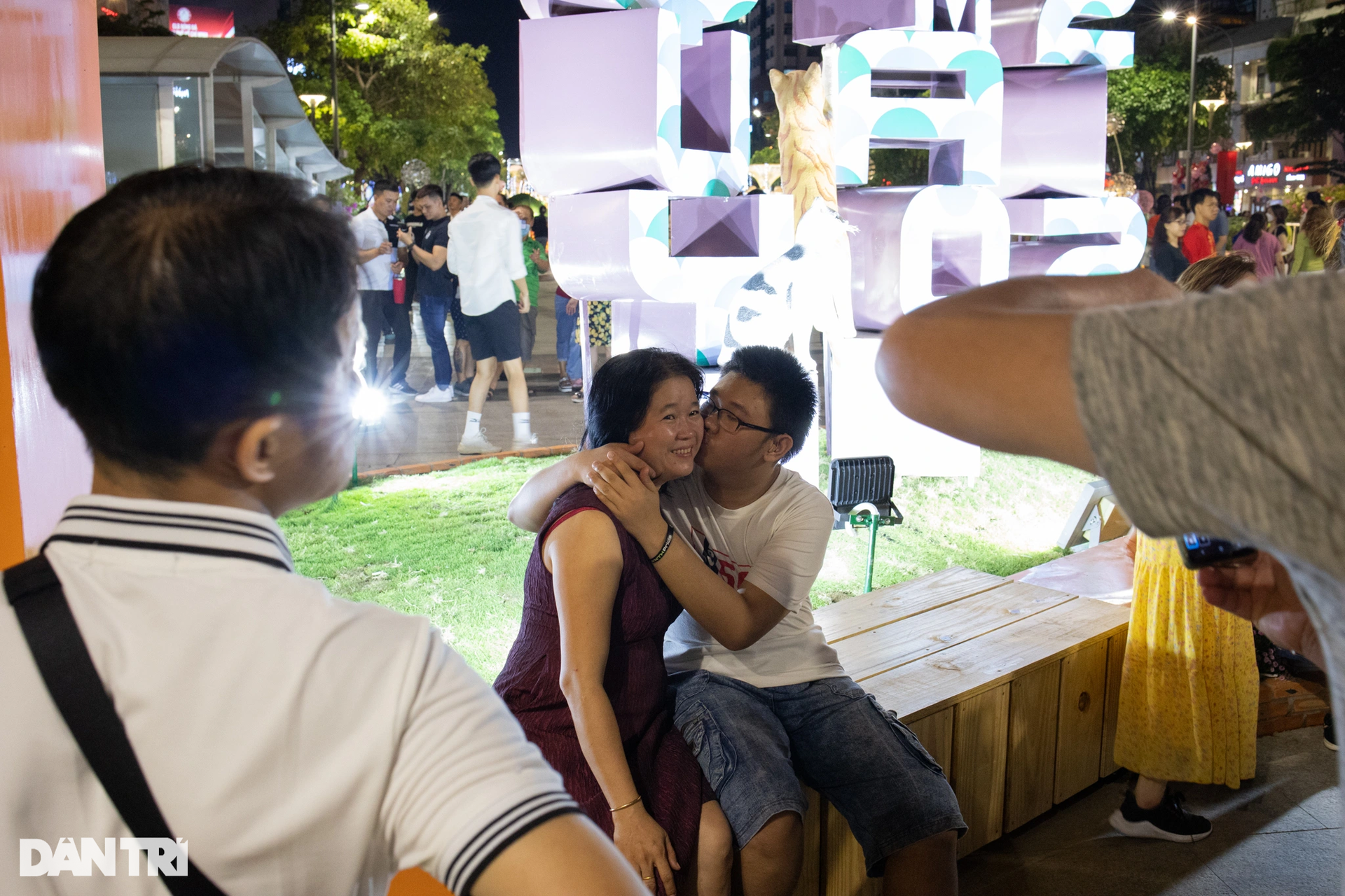 Full of people to visit Nguyen Hue flower street - 14