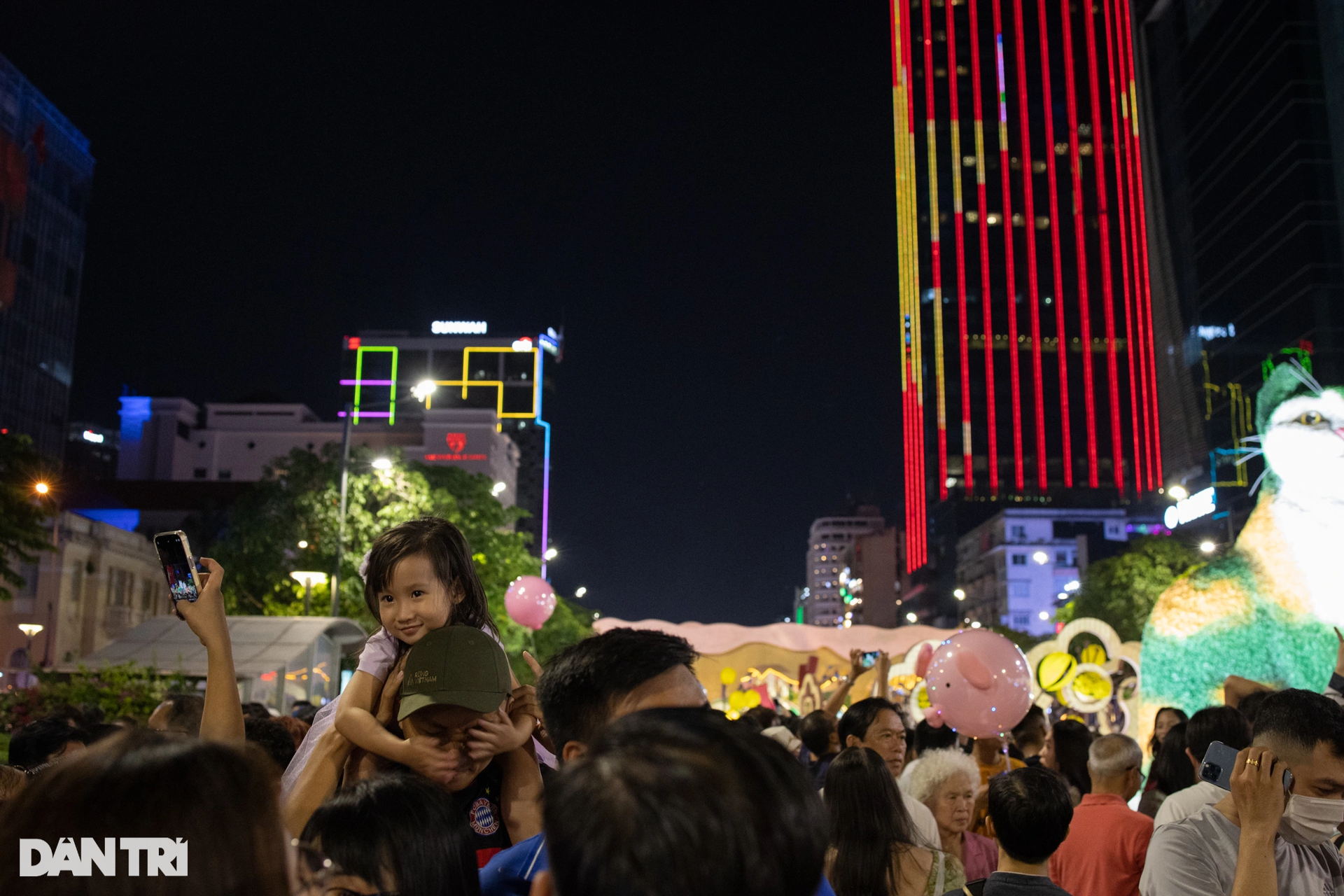 Full of people to visit Nguyen Hue flower street - 11