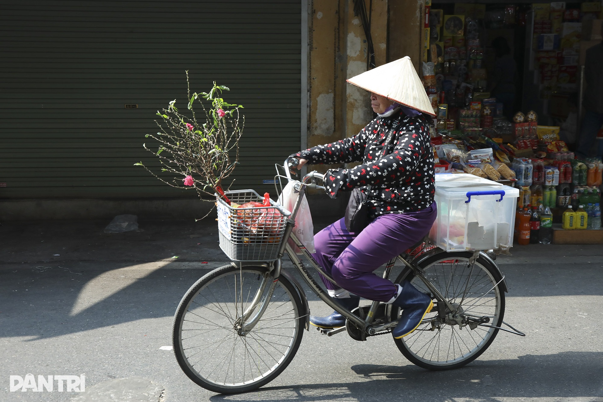Hà Nội bình yên dưới nắng vàng rực rỡ ngày 30 Tết - 10 Hà Nội bình yên dưới nắng vàng rực rỡ ngày 30 Tết - 10