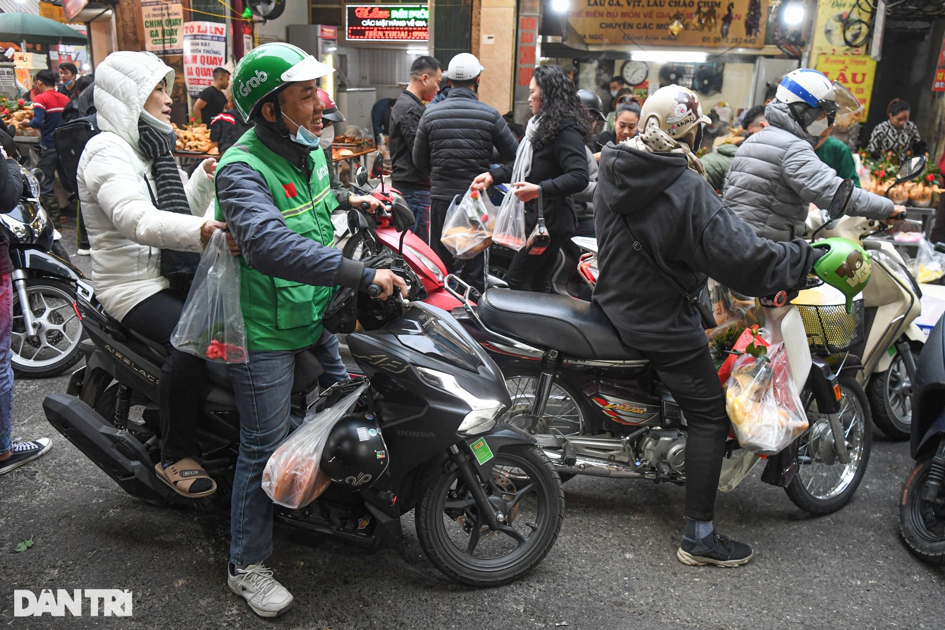 Chợ nhà giàu Hà Nội đông kín khách sáng 30 Tết, gà lễ gần triệu đồng/con - 13