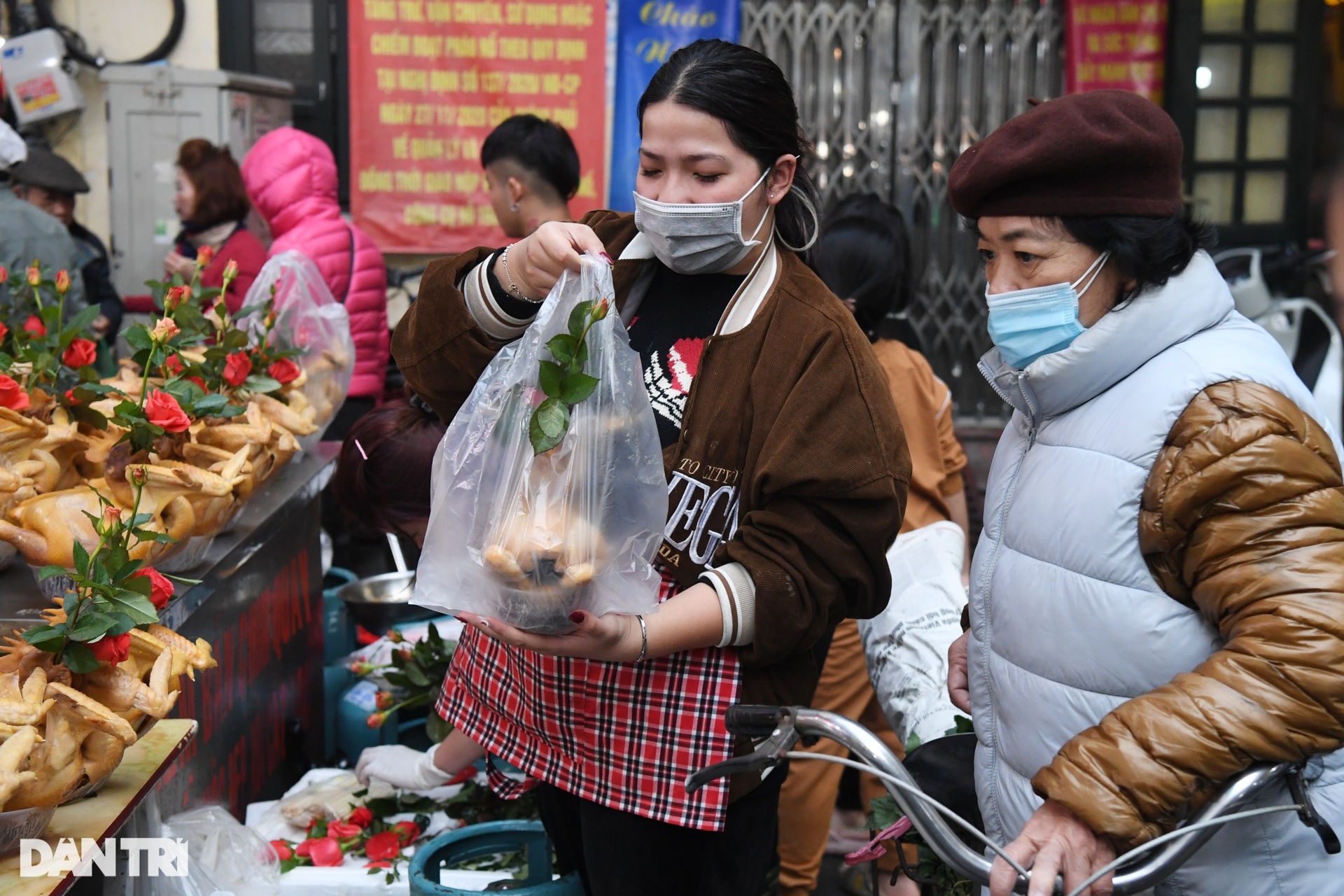 Chợ nhà giàu Hà Nội đông kín khách sáng 30 Tết, gà lễ gần triệu đồng/con - 2