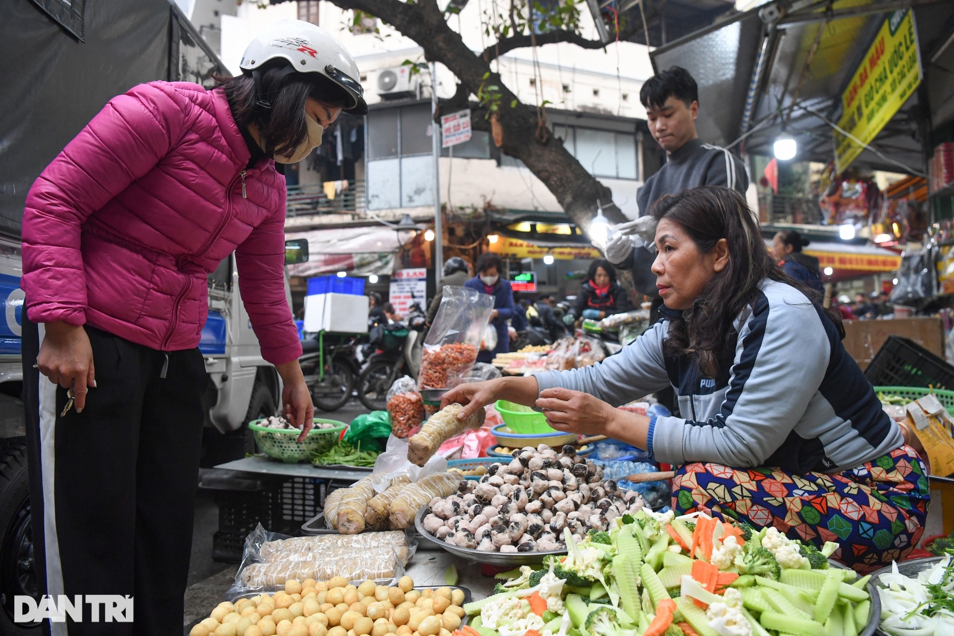 Chợ nhà giàu Hà Nội đông kín khách sáng 30 Tết, gà lễ gần triệu đồng/con - 3