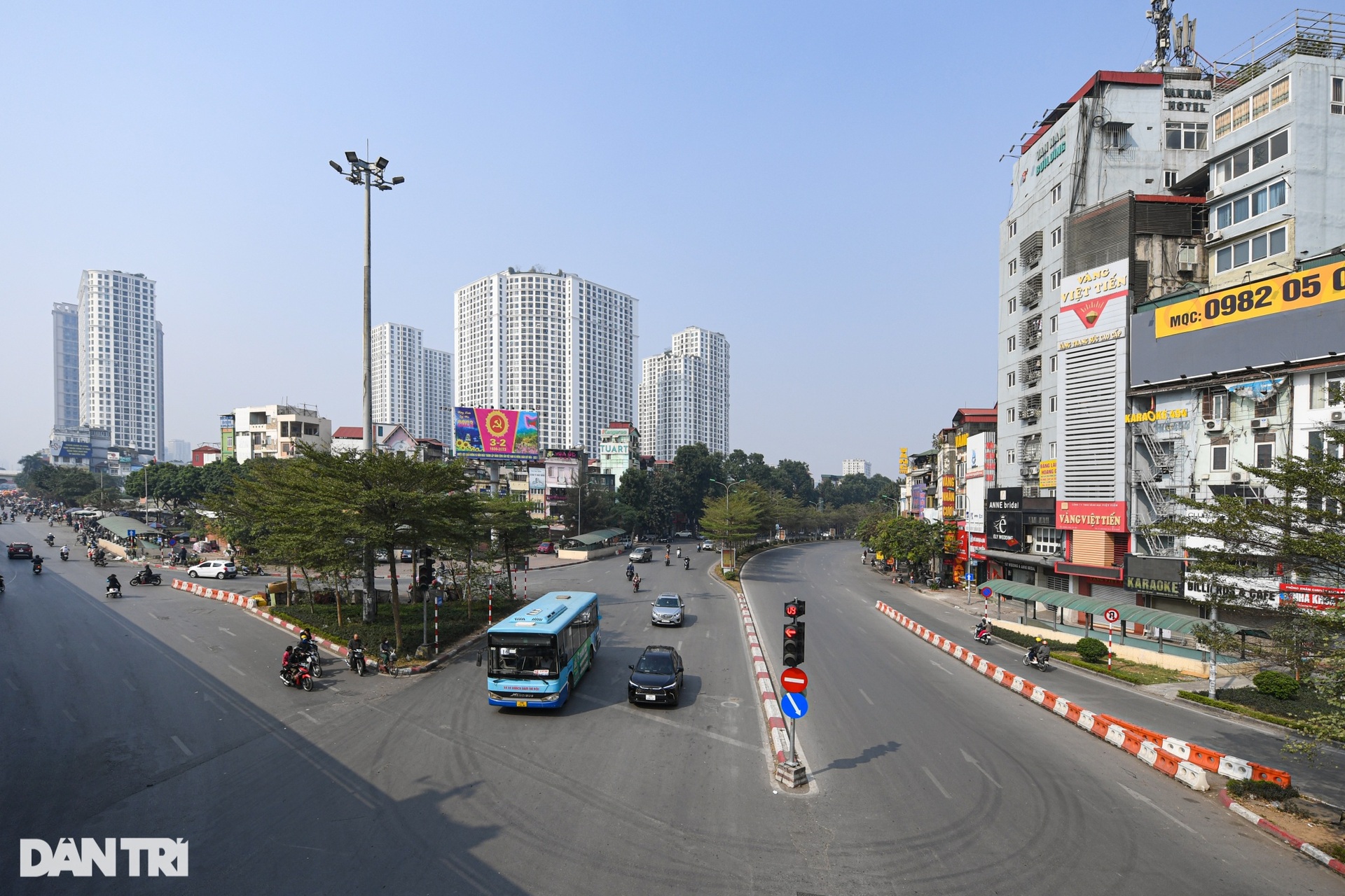 Đường phố Hà Nội vắng vẻ lạ thường ngày 30 Tết - 11