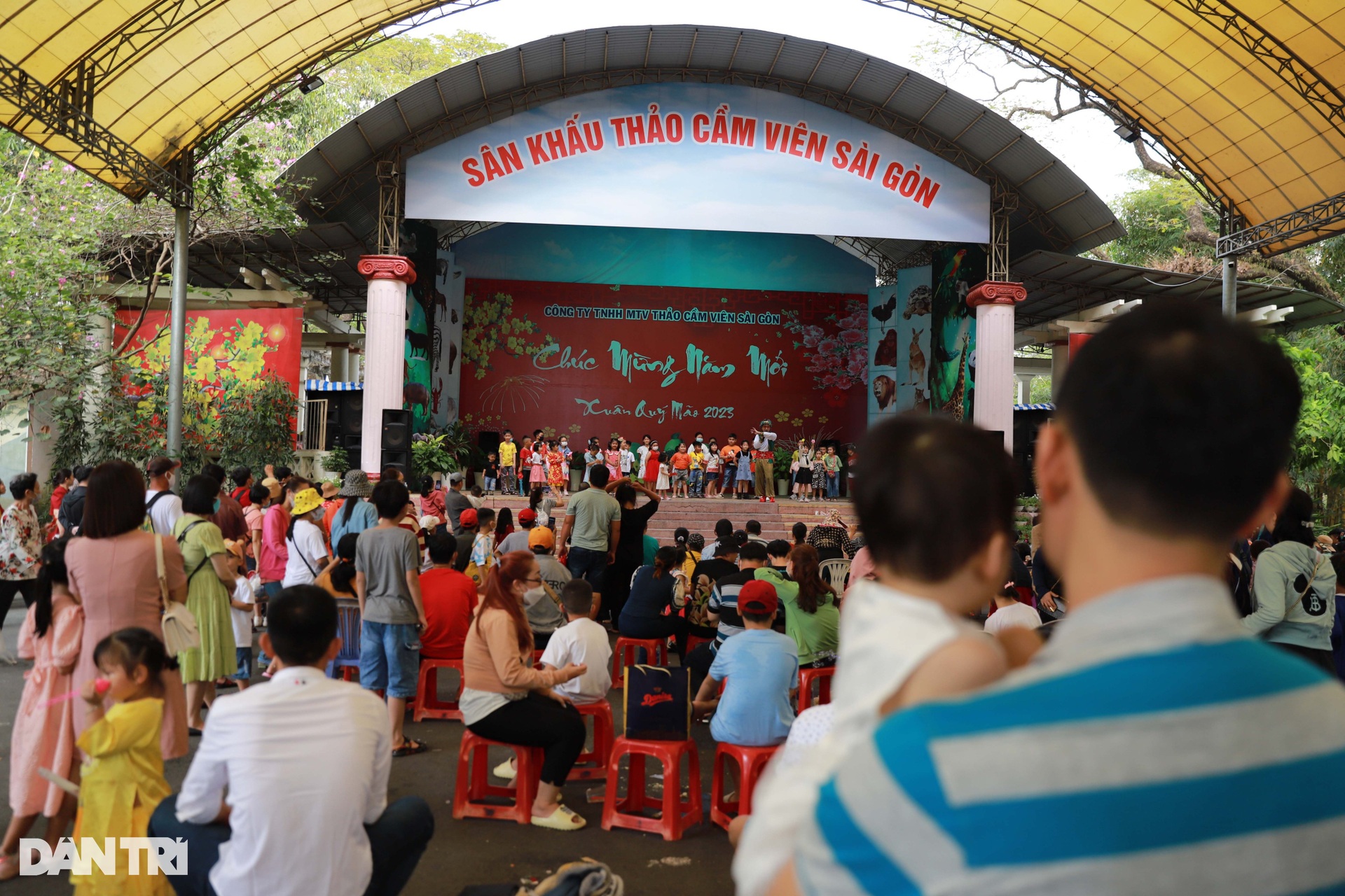 Biển người đổ về Thảo Cầm Viên trải bạt, mắc võng vui chơi mùng 2 Tết - 11 Biển người đổ về Thảo Cầm Viên trải bạt, mắc võng vui chơi mùng 2 Tết - 11