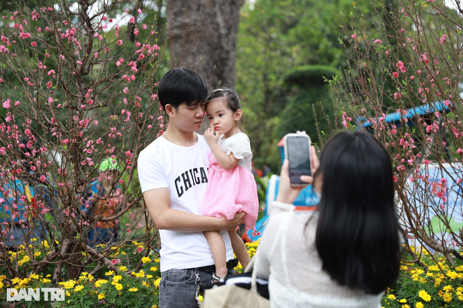 Biển người đổ về Thảo Cầm Viên trải bạt, mắc võng vui chơi mùng 2 Tết - 5 Biển người đổ về Thảo Cầm Viên trải bạt, mắc võng vui chơi mùng 2 Tết - 5