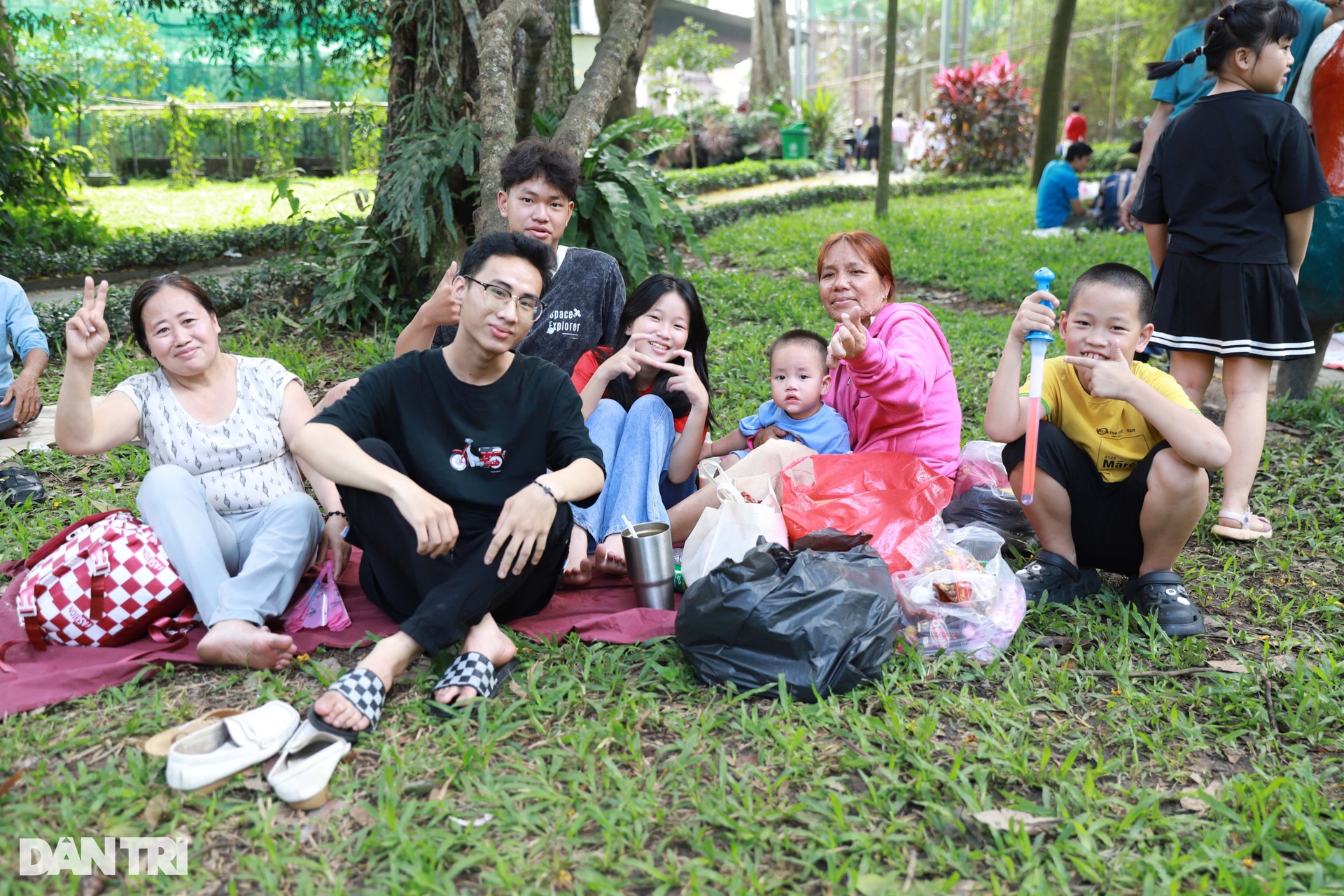 Biển người đổ về Thảo Cầm Viên trải bạt, mắc võng vui chơi mùng 2 Tết - 8 Biển người đổ về Thảo Cầm Viên trải bạt, mắc võng vui chơi mùng 2 Tết - 8