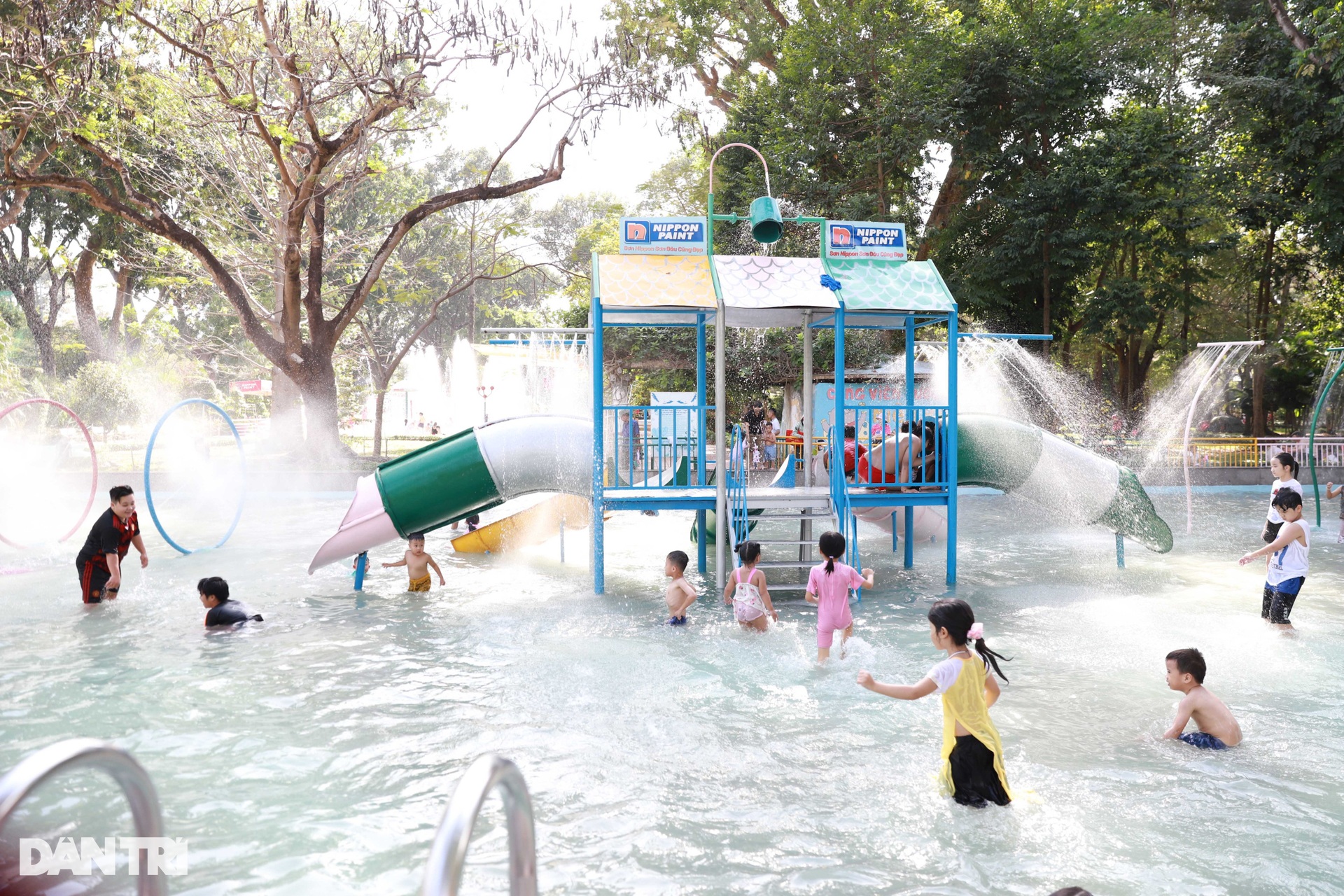 Biển người đổ về Thảo Cầm Viên trải bạt, mắc võng vui chơi mùng 2 Tết - 12 Biển người đổ về Thảo Cầm Viên trải bạt, mắc võng vui chơi mùng 2 Tết - 12