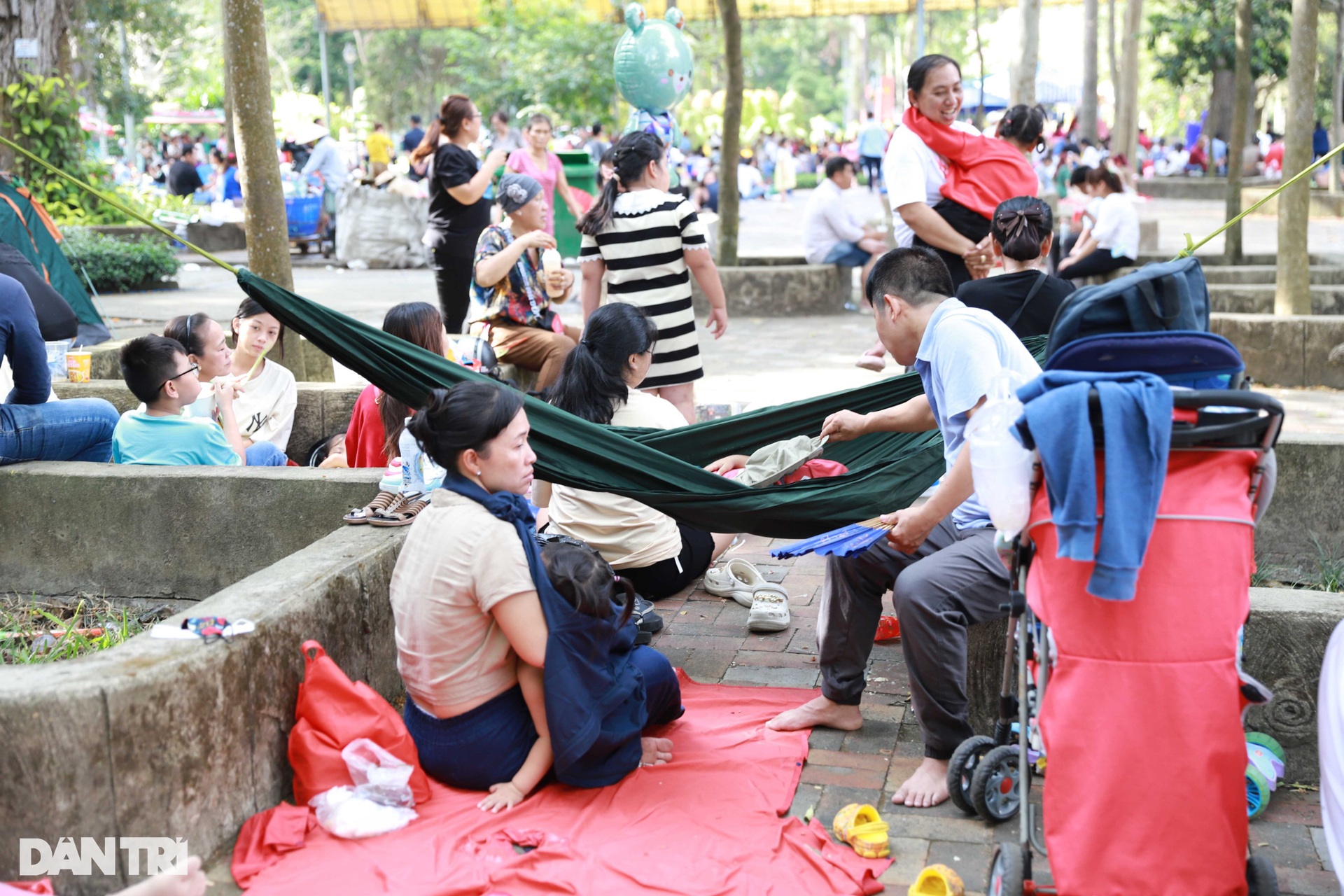 Biển người đổ về Thảo Cầm Viên trải bạt, mắc võng vui chơi mùng 2 Tết - 9 Biển người đổ về Thảo Cầm Viên trải bạt, mắc võng vui chơi mùng 2 Tết - 9