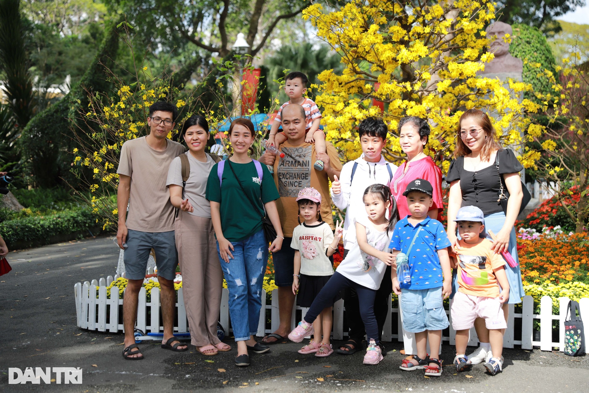 Biển người đổ về Thảo Cầm Viên trải bạt, mắc võng vui chơi mùng 2 Tết - 6 Biển người đổ về Thảo Cầm Viên trải bạt, mắc võng vui chơi mùng 2 Tết - 6