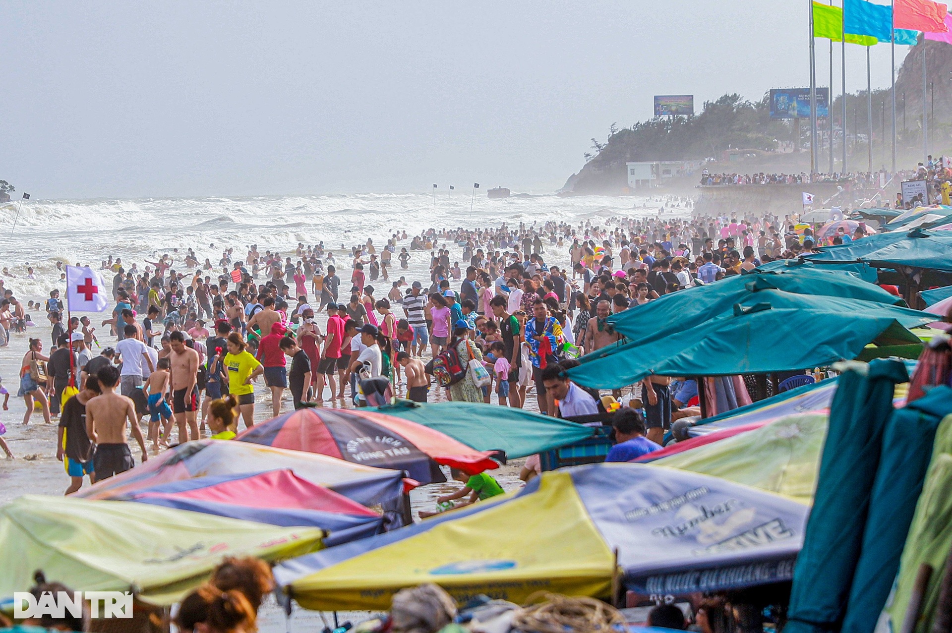 People flock to the sea in the Tau region on the 4th of Tet - 1