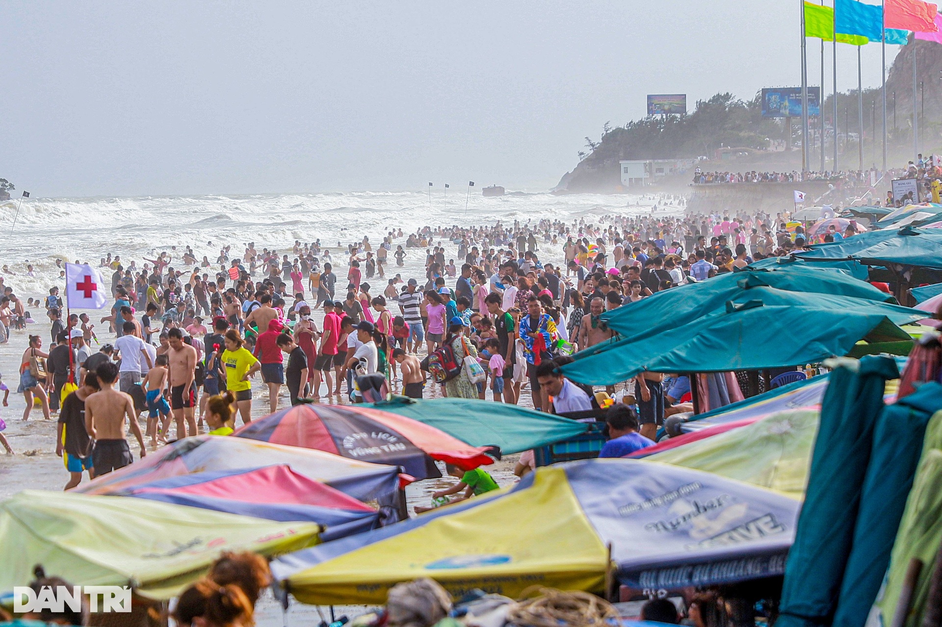 People flock to the sea in the Tau region on the 4th of Tet - 1 People flock to the sea in the Tau region on the 4th of Tet - 1