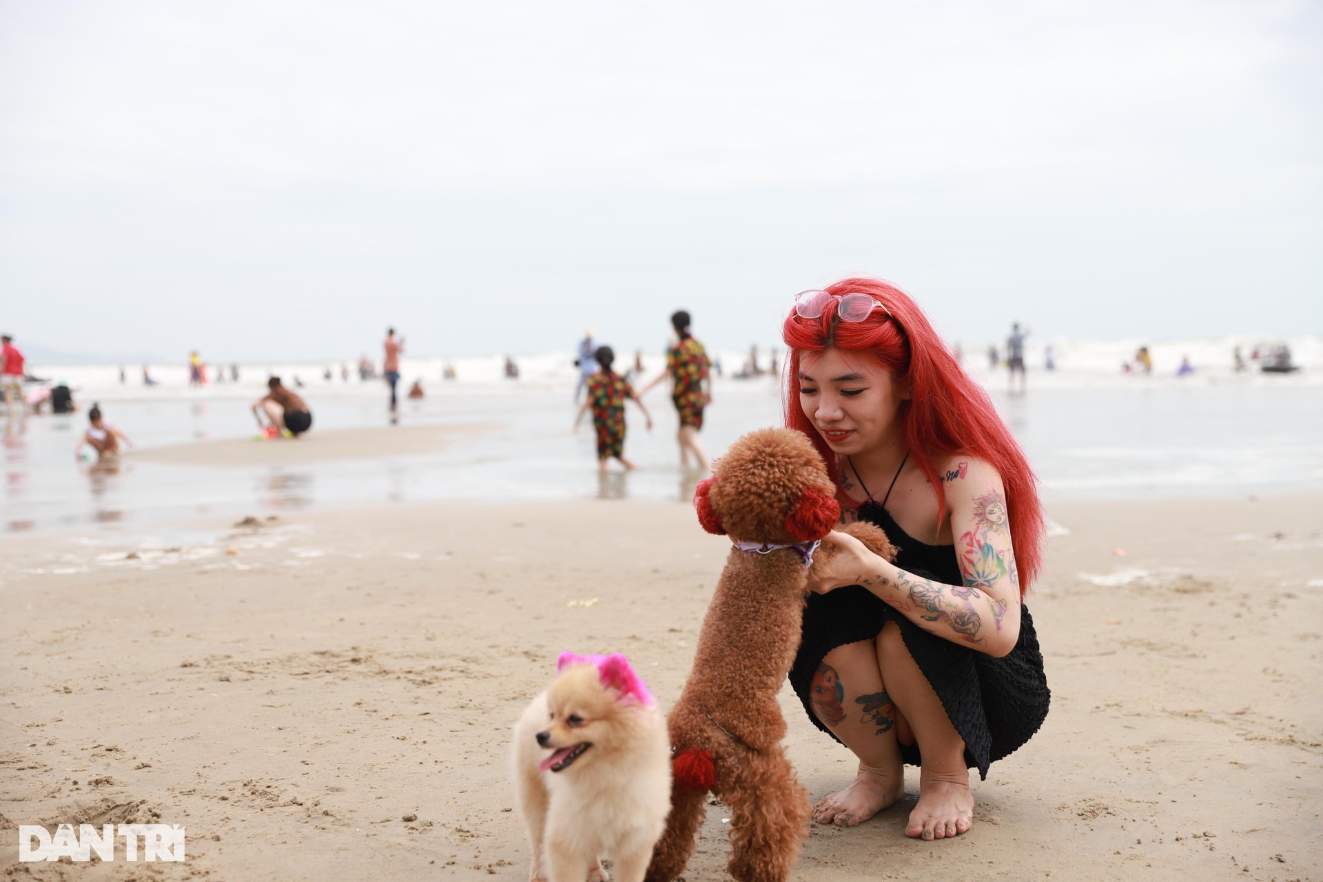 People flock to the beach in the Tau region on the 4th of Tet - 6