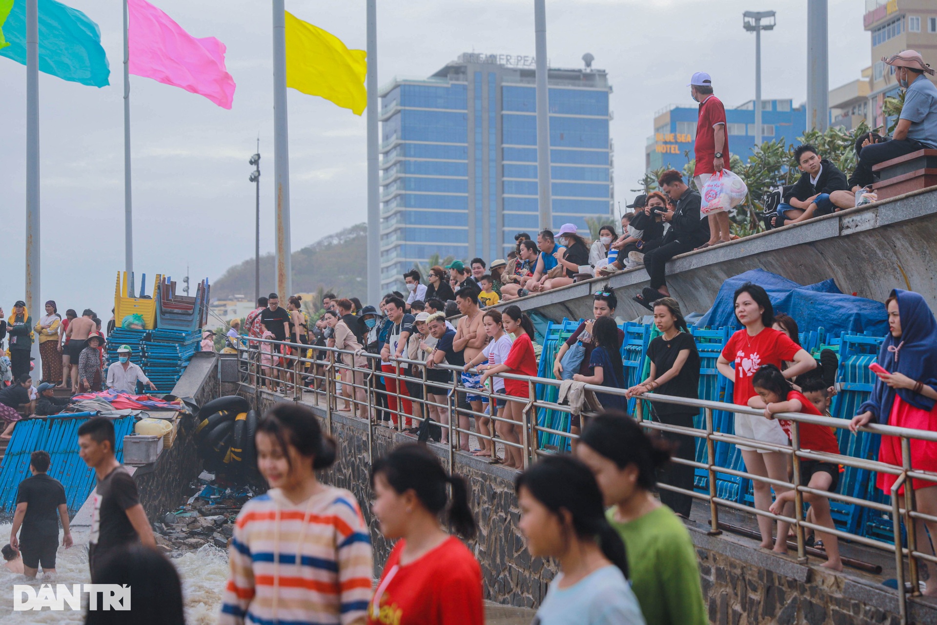 People flock to the beach in the Tau region on the 4th of Tet - 11