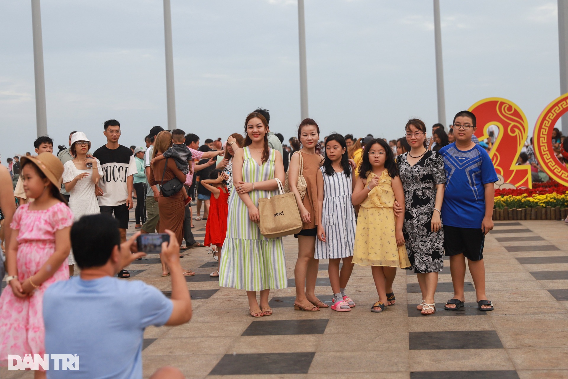 People flock to the beach in the Tau region on the 4th of Tet - 2