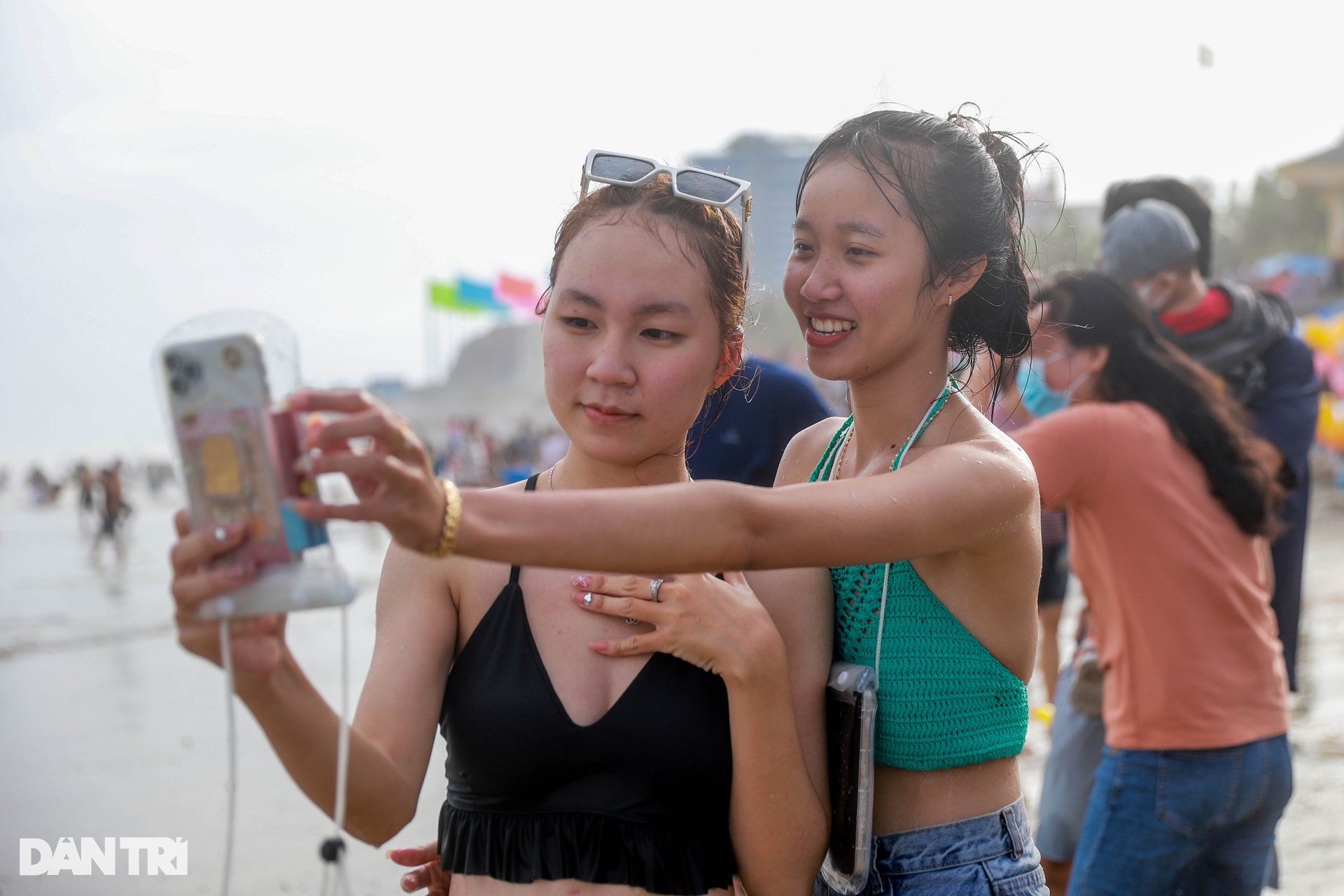 People flock to the beach in the Tau region on the 4th of the Lunar New Year - 9