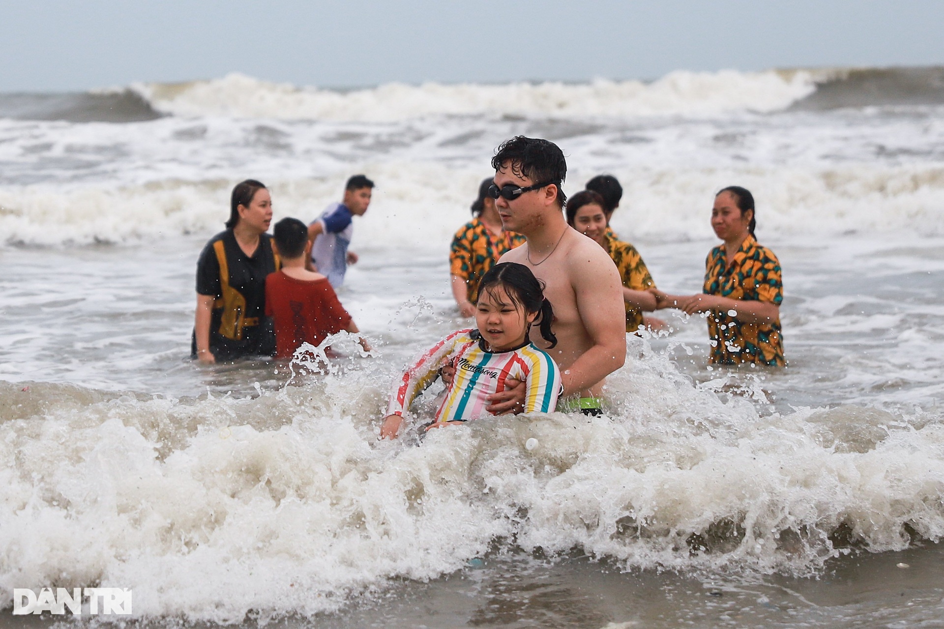 People flock to the beach in the Tau region on the 4th of Tet - 10