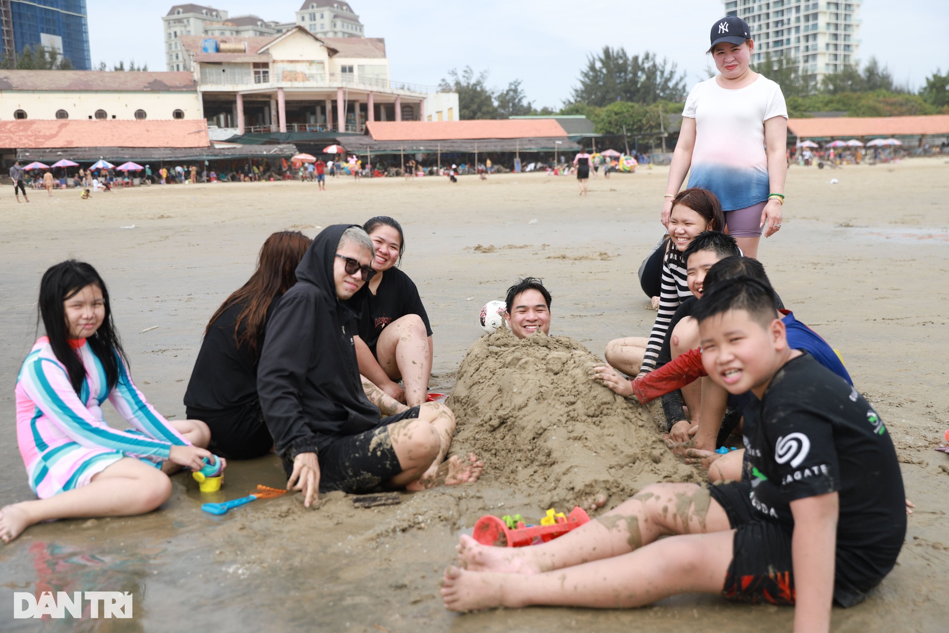 People flock to the beach in the Tau region on the 4th of Tet - 7