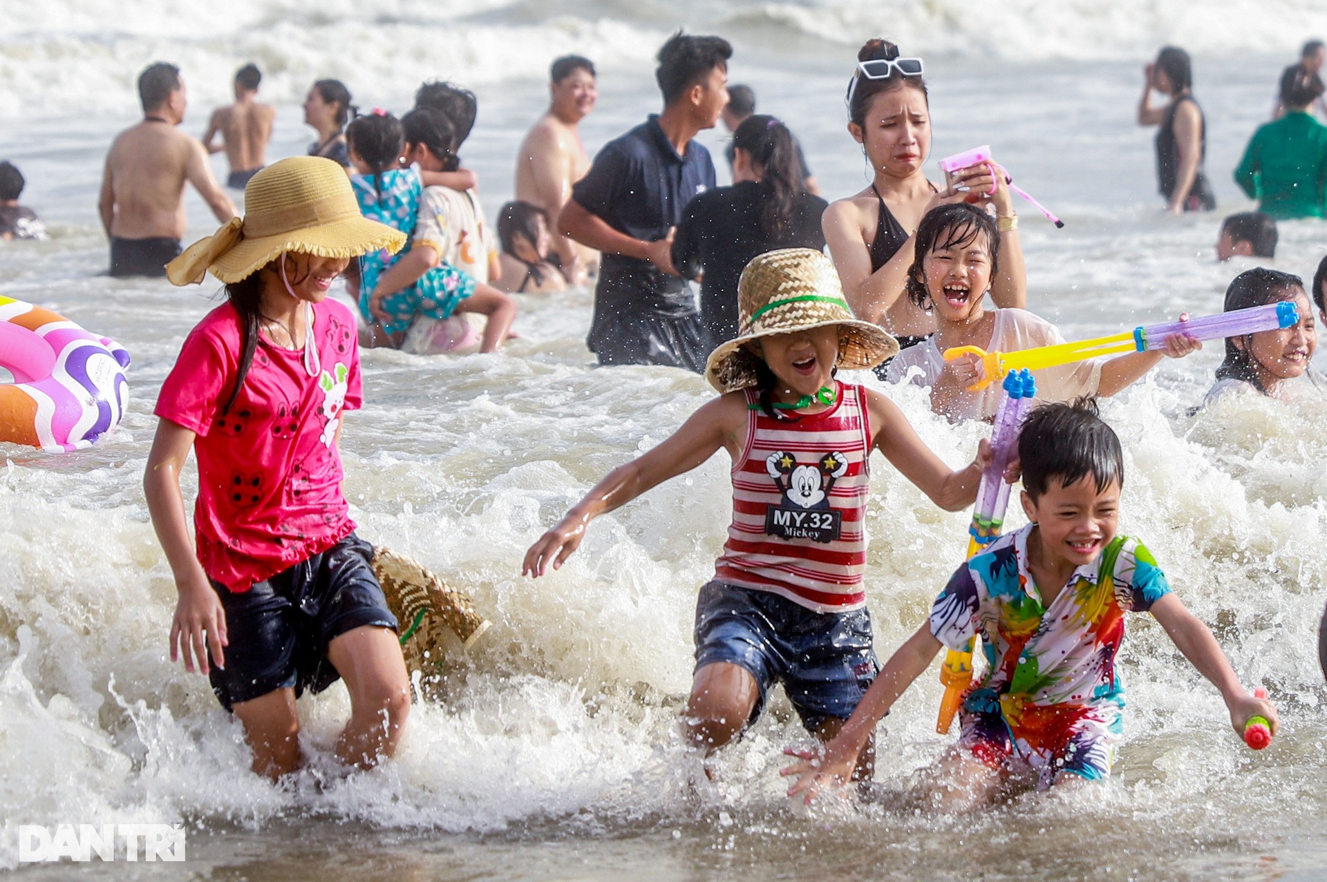 People flock to the sea in the Tau region on the 4th of Tet - 5