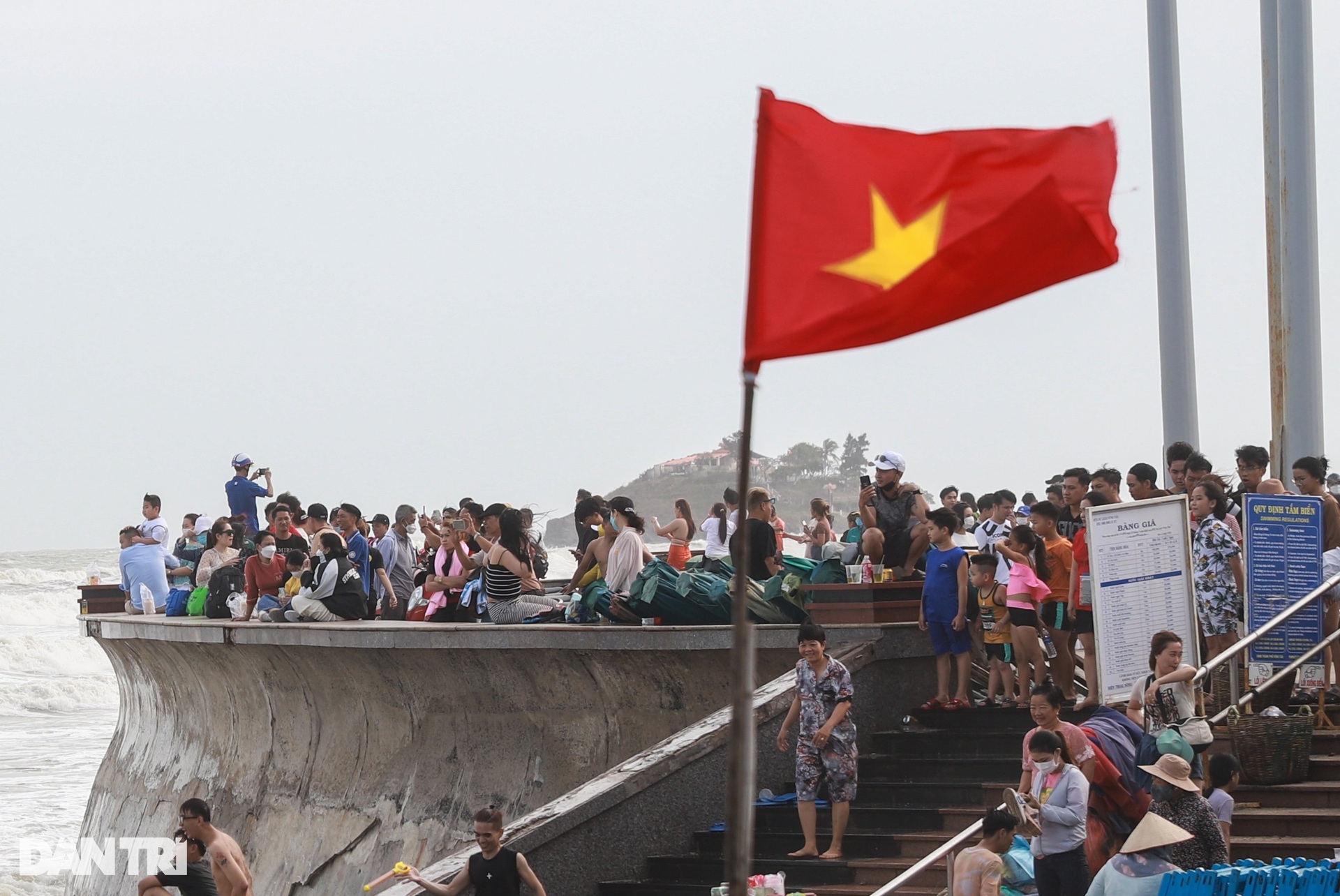 People flock to the sea in the Tau region on the 4th of Tet - 3