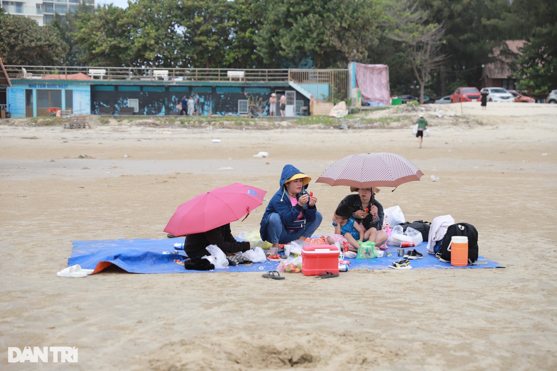 People flock to the sea in the Tau region on the 4th of Tet - 4