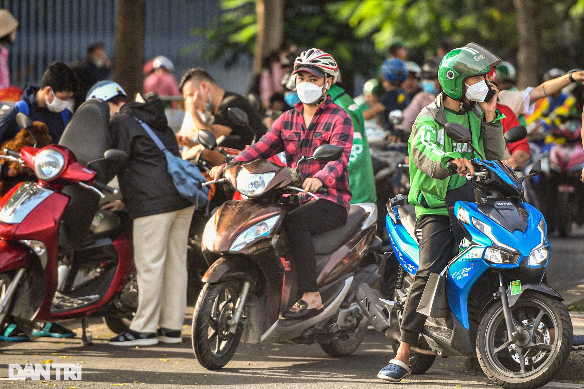 Đông nghịt người về TPHCM tại sân bay Tân Sơn Nhất chiềumùng 5 Tết - 12 Đông nghịt người về TPHCM tại sân bay Tân Sơn Nhất chiềumùng 5 Tết - 12