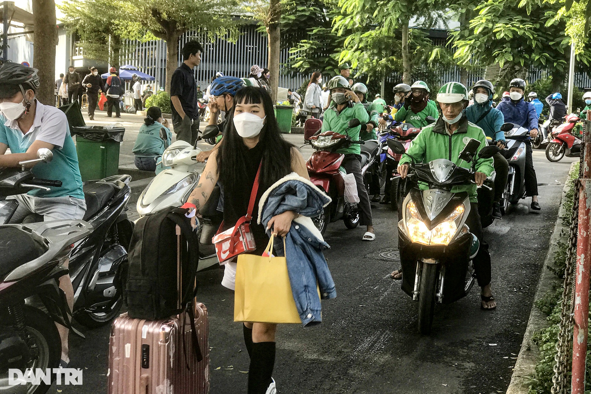 Đông nghịt người về TPHCM tại sân bay Tân Sơn Nhất chiềumùng 5 Tết - 11