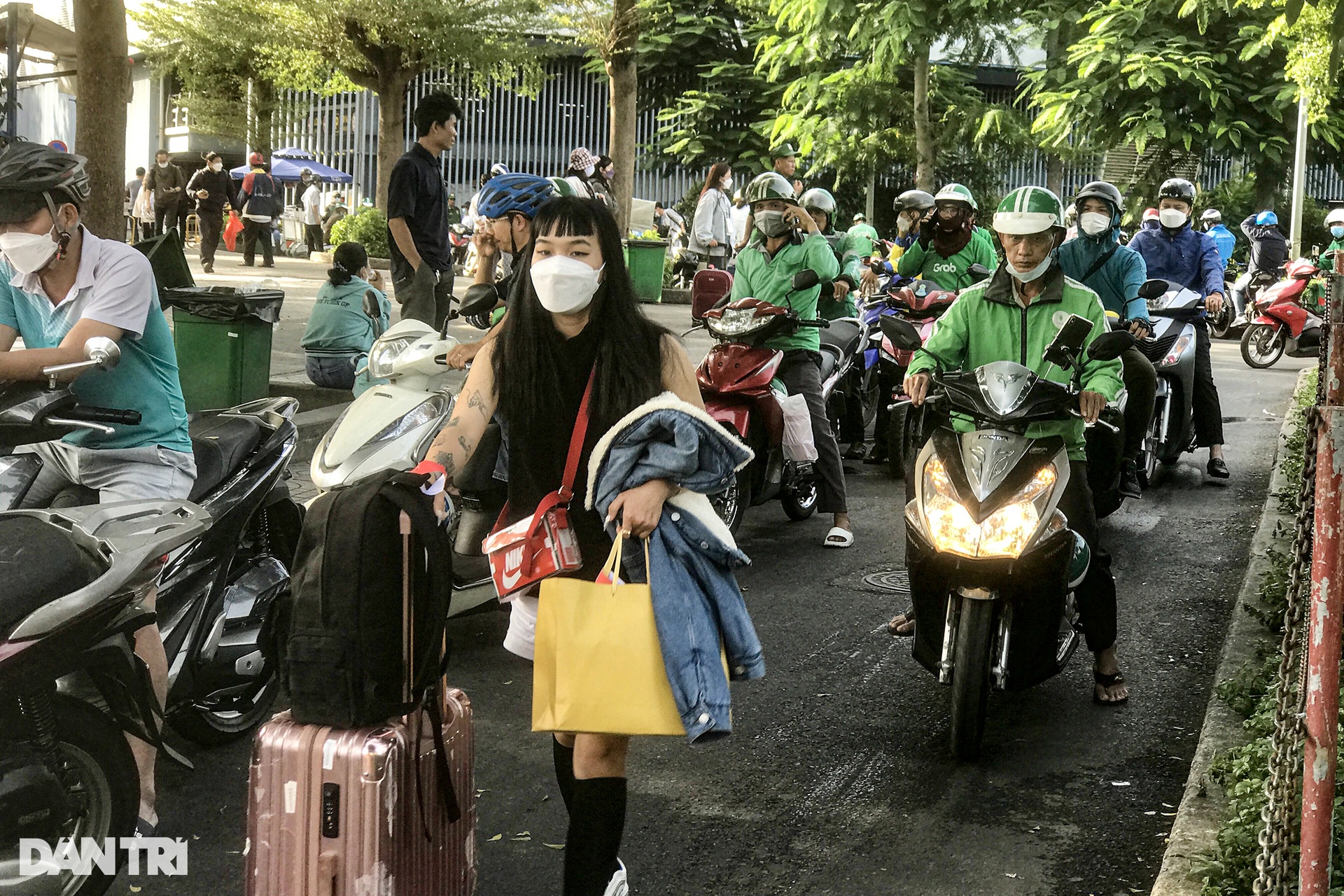 Đông nghịt người về TPHCM tại sân bay Tân Sơn Nhất chiềumùng 5 Tết - 11 Đông nghịt người về TPHCM tại sân bay Tân Sơn Nhất chiềumùng 5 Tết - 11