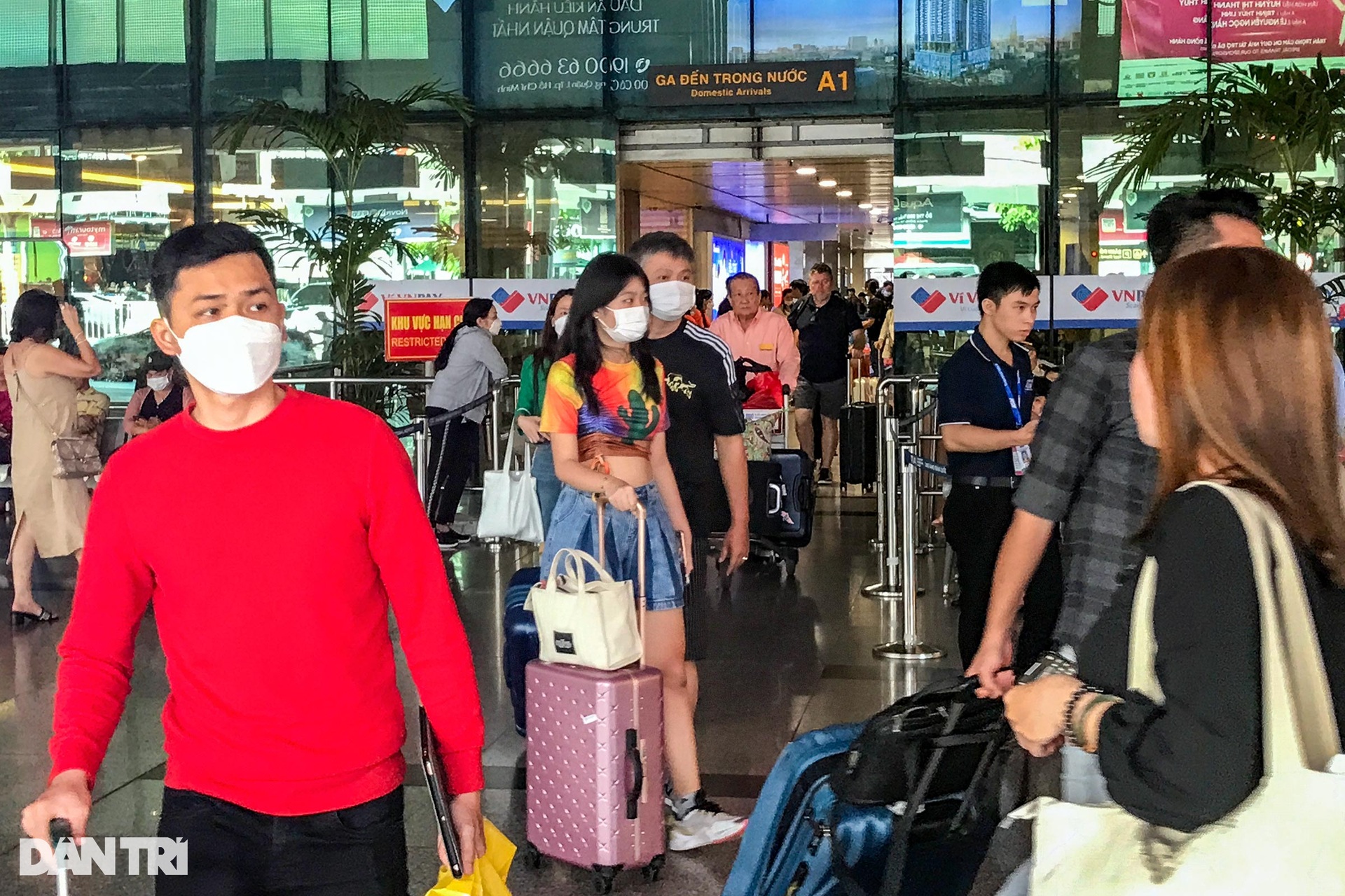 Đông nghịt người về TPHCM tại sân bay Tân Sơn Nhất chiều mùng 5 Tết - 4 Đông nghịt người về TPHCM tại sân bay Tân Sơn Nhất chiều mùng 5 Tết - 4