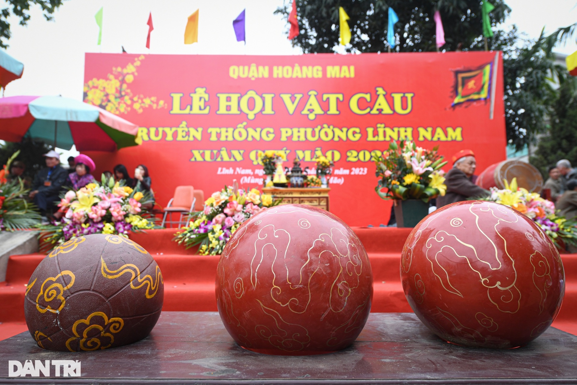 Trai tráng Hà Nội cởi trần giữa rét buốt tranh giành quyết liệt quả cầu son - 3 Trai tráng Hà Nội cởi trần giữa rét buốt tranh giành quyết liệt quả cầu son - 3