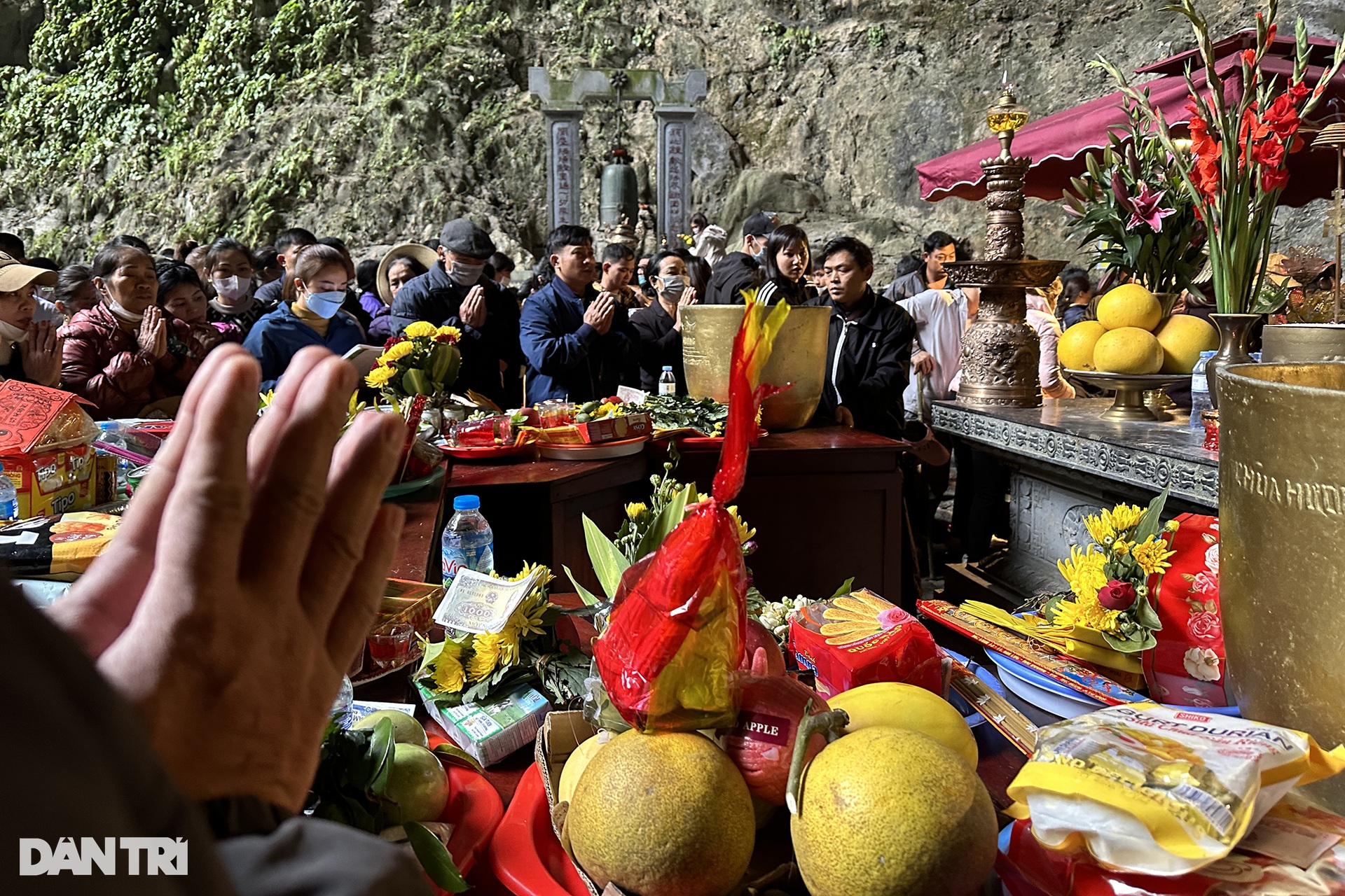 Hàng vạn người chen chân lễ bái ngày chính hội chùa Hương - 15 Hàng vạn người chen chân lễ bái ngày chính hội chùa Hương - 15