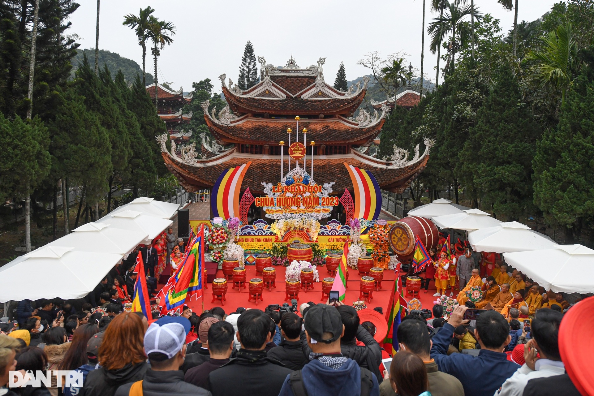 Hàng vạn người chen chân lễ bái ngày chính hội chùa Hương - 9