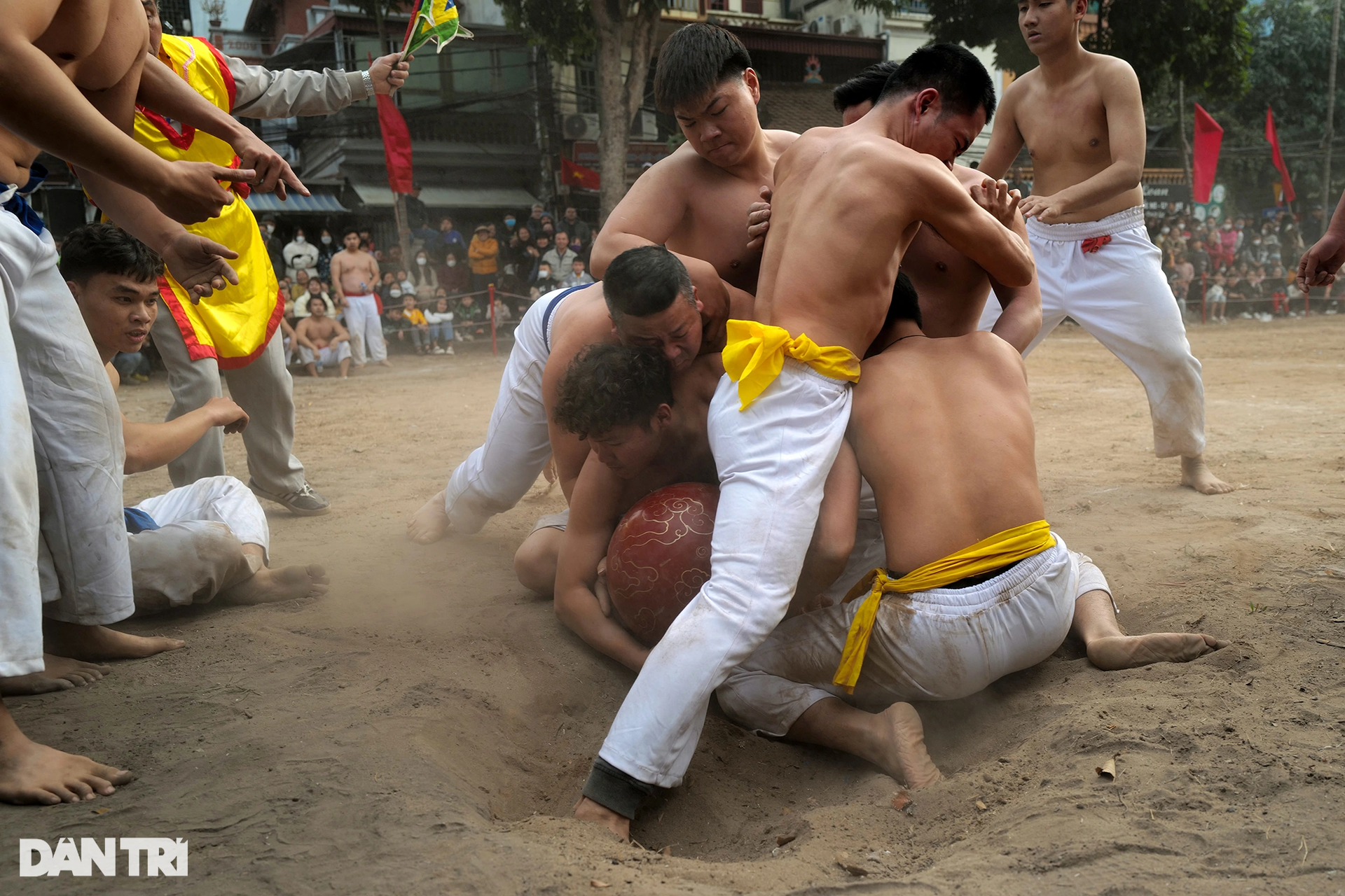 Trai tráng Hà Nội cởi trần giữa rét buốt tranh giành quyết liệt quả cầu son - 17 Trai tráng Hà Nội cởi trần giữa rét buốt tranh giành quyết liệt quả cầu son - 17
