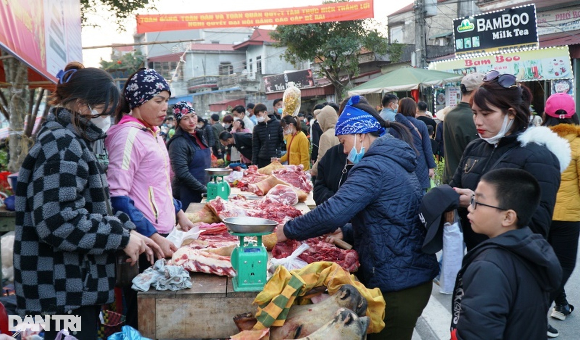 Nườm nượp người đi chợ mua may bán rủi - 5 Nườm nượp người đi chợ mua may bán rủi - 5