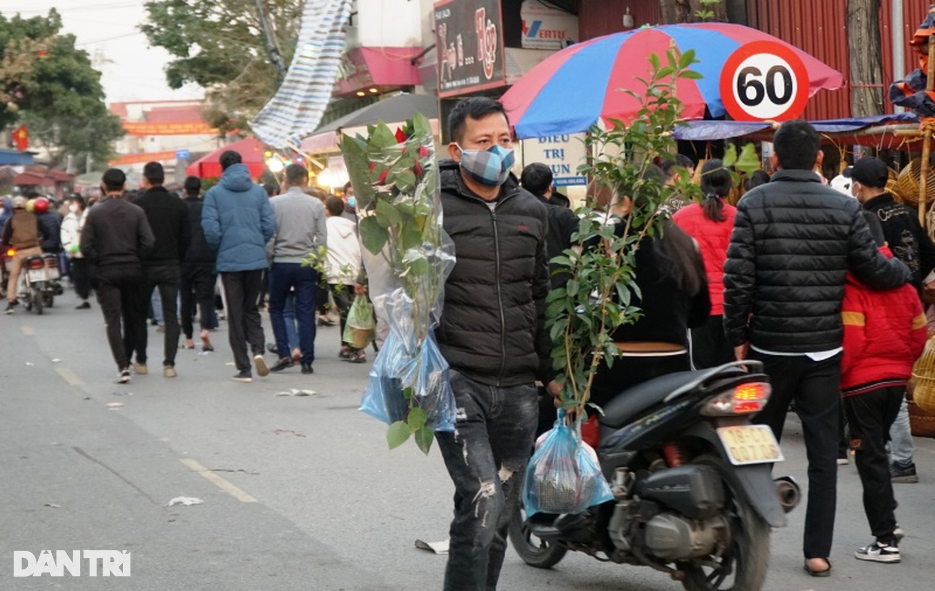 Nườm nượp người đi chợ mua may bán rủi - 8 Nườm nượp người đi chợ mua may bán rủi - 8