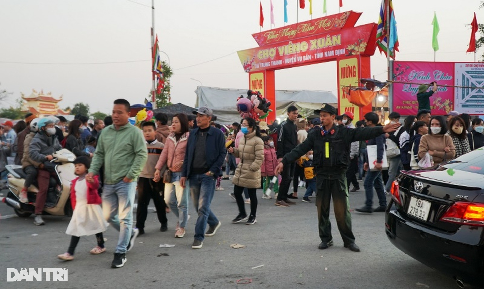Nườm nượp người đi chợ mua may bán rủi - 4 Nườm nượp người đi chợ mua may bán rủi - 4