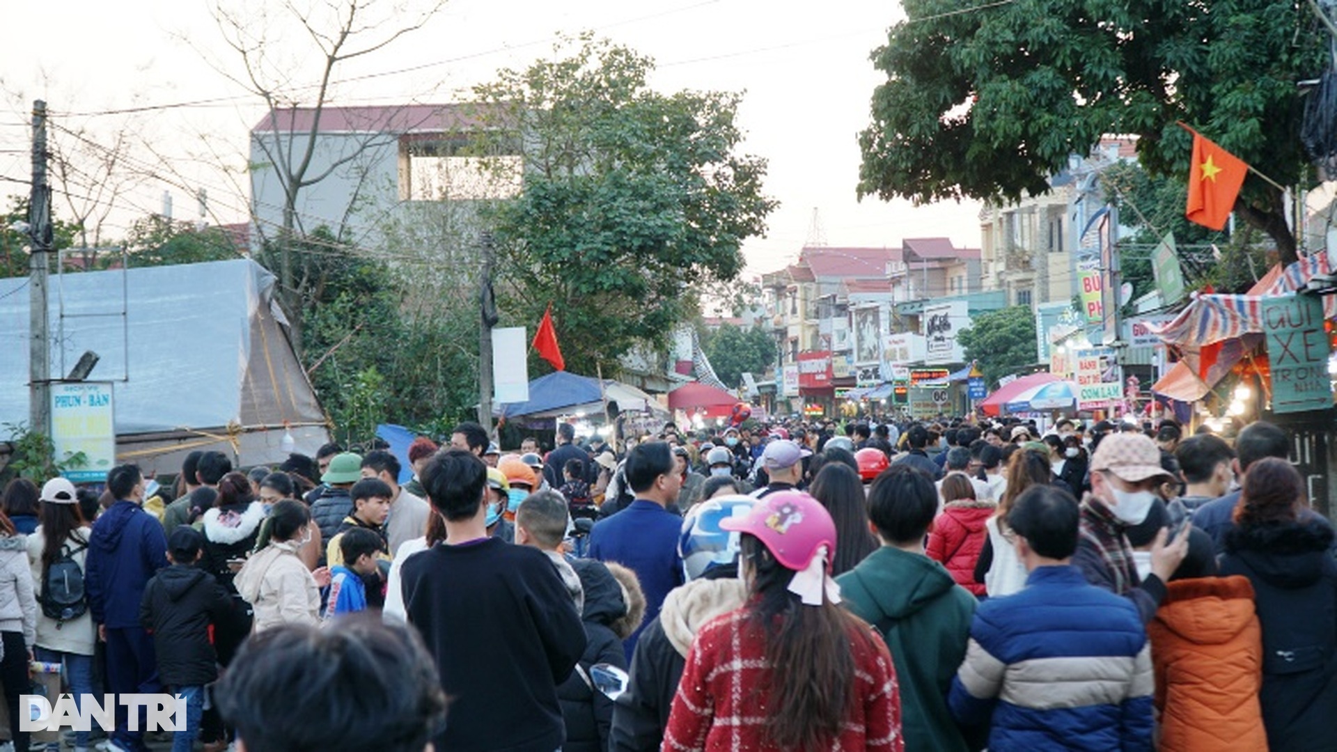Nườm nượp người đi chợ mua may bán rủi - 2 Nườm nượp người đi chợ mua may bán rủi - 2