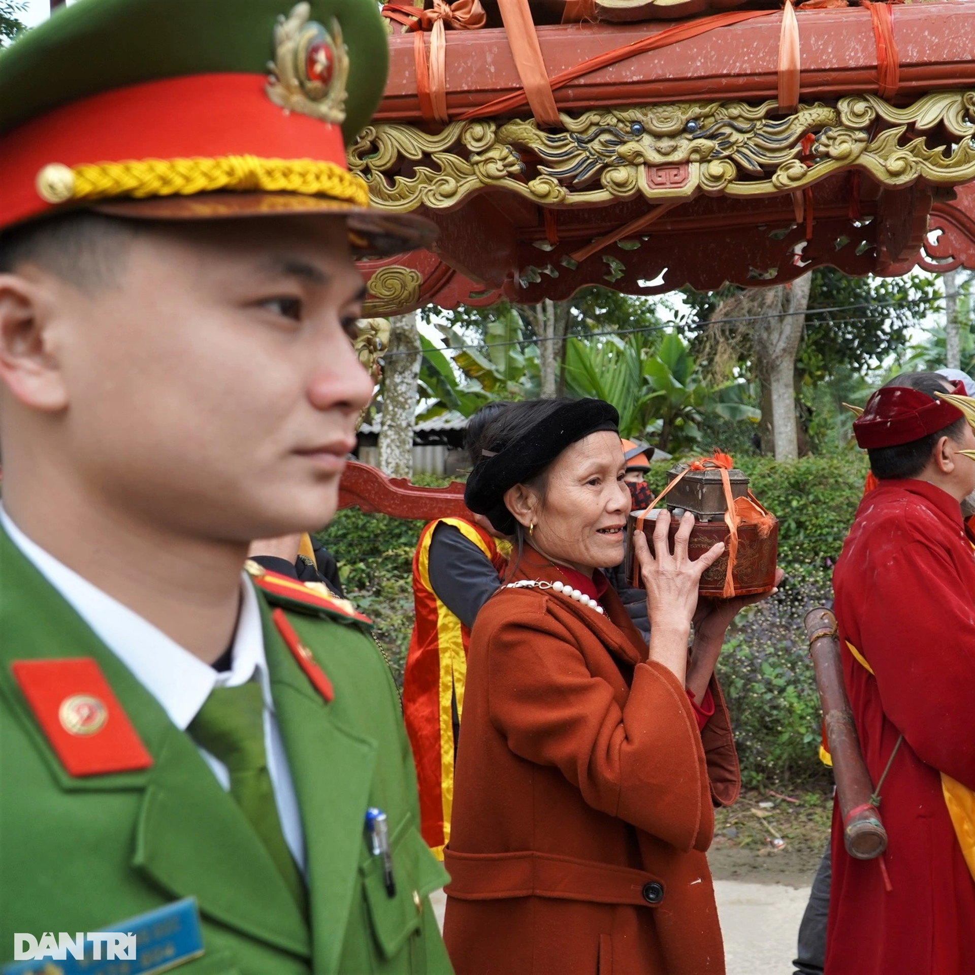 Báu vật bằng vàng, đồng của vua Hàm Nghi được hàng nghìn người rước - 10 Báu vật bằng vàng, đồng của vua Hàm Nghi được hàng nghìn người rước - 10