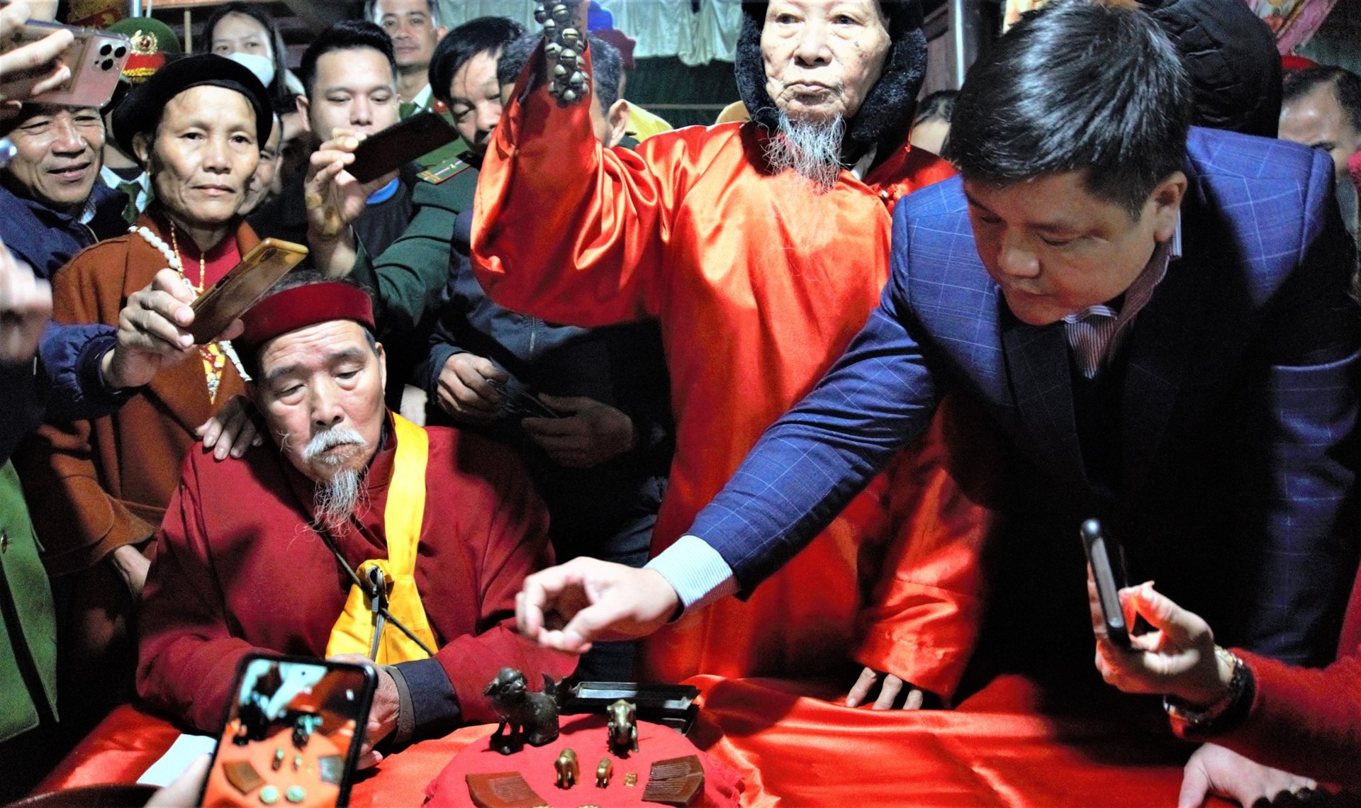 Báu vật bằng vàng, đồng của vua Hàm Nghi được hàng nghìn người rước - 2 Báu vật bằng vàng, đồng của vua Hàm Nghi được hàng nghìn người rước - 2