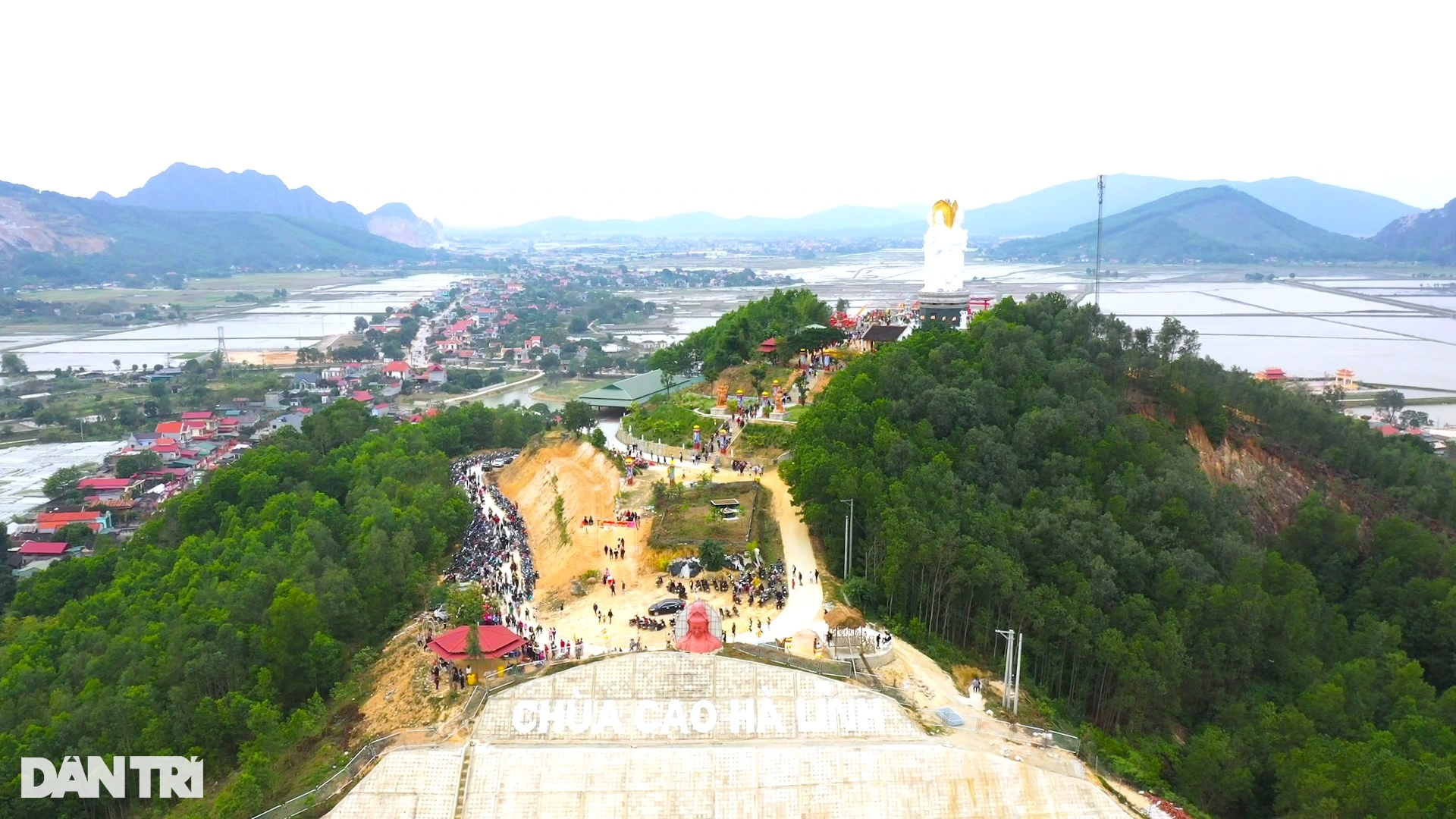 Glass bridge supported by a giant hand, first appeared in Thanh Hoa - 2